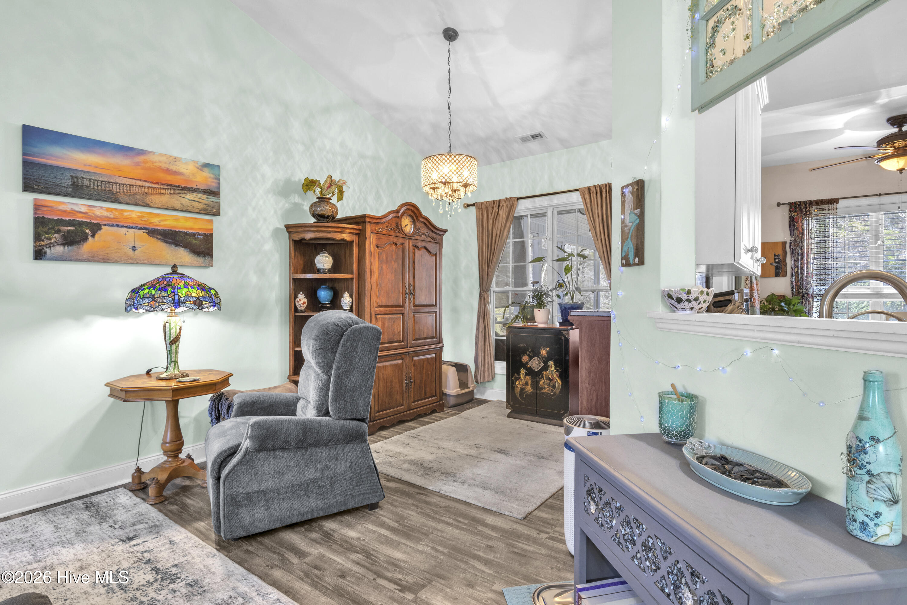 100562137 | Photo 13