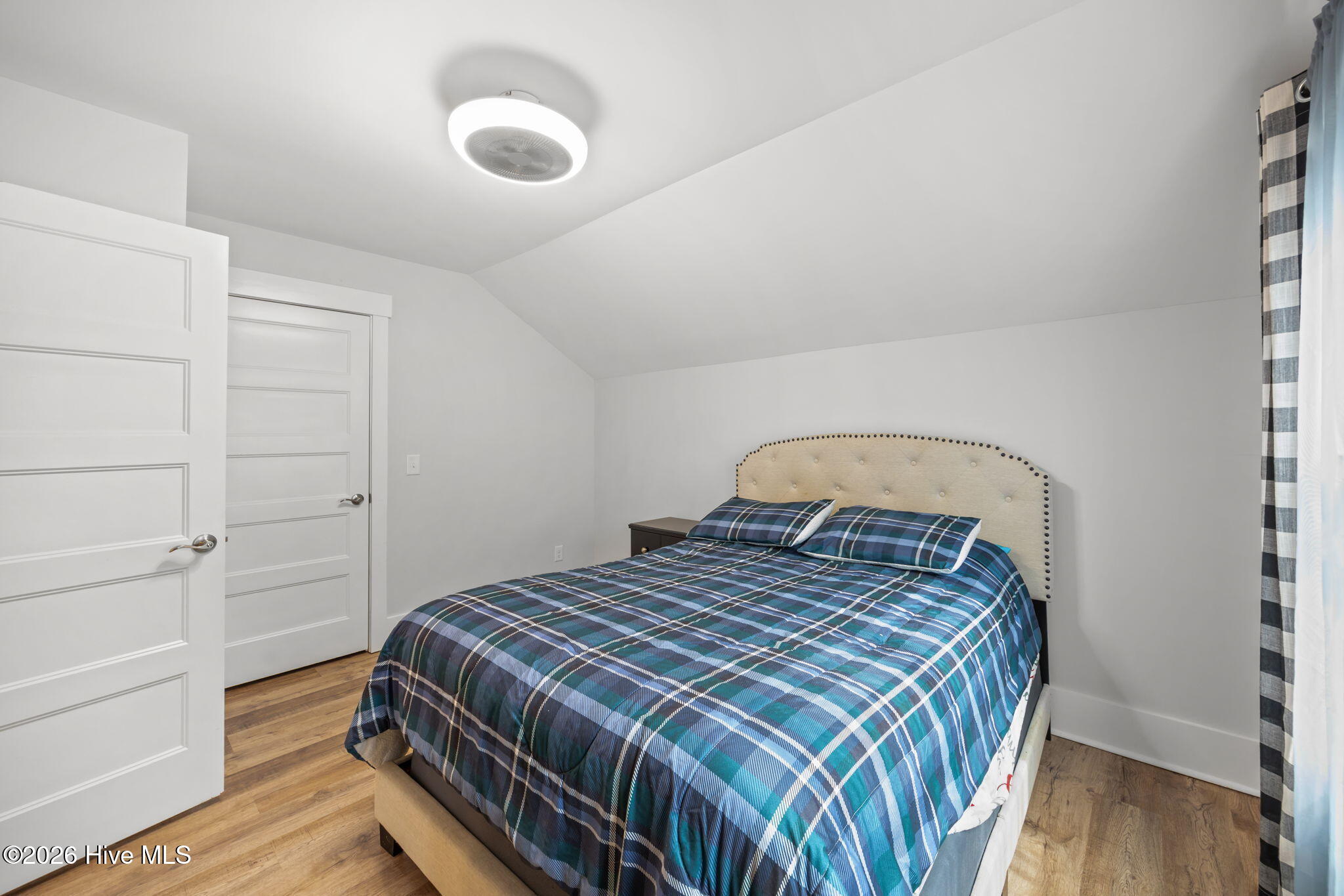 100556932 | Photo 32