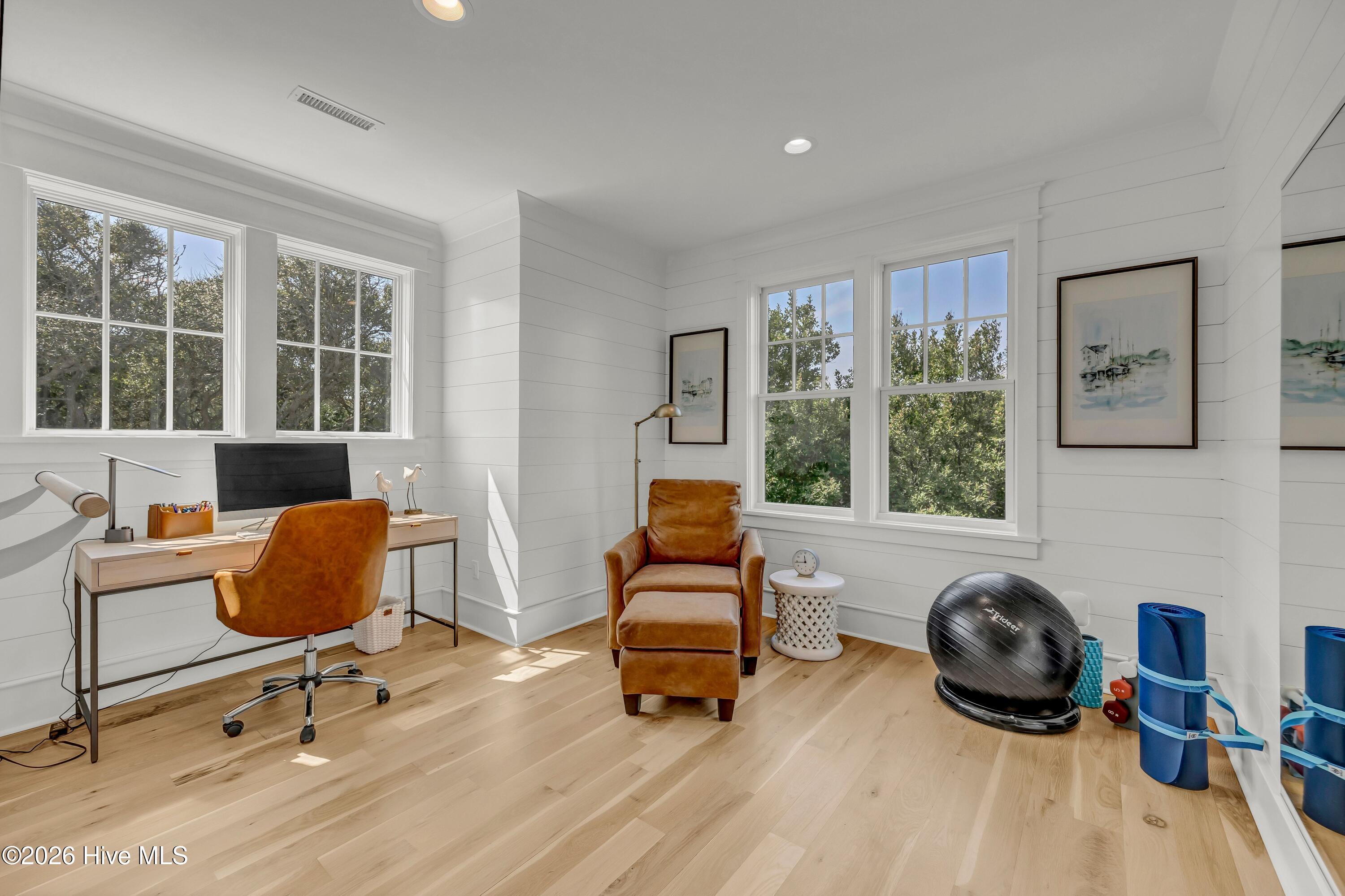 100567930 | Photo 23