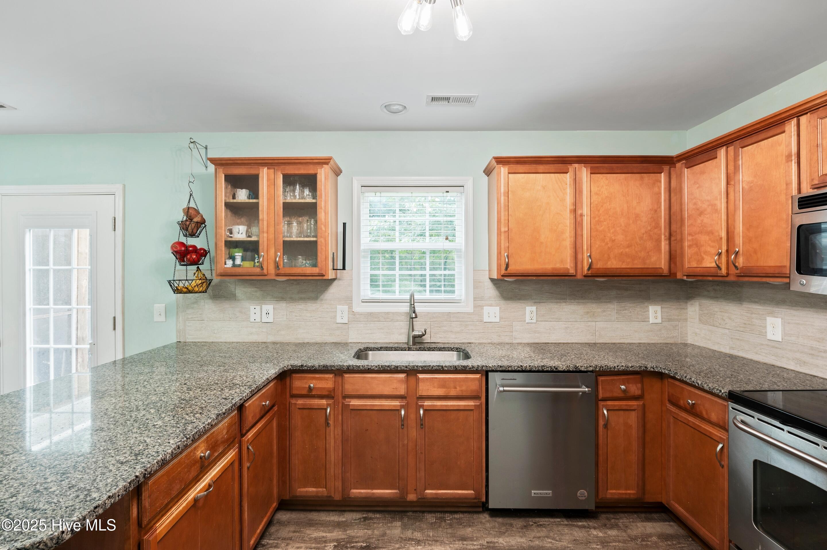 100523069 | Photo 14