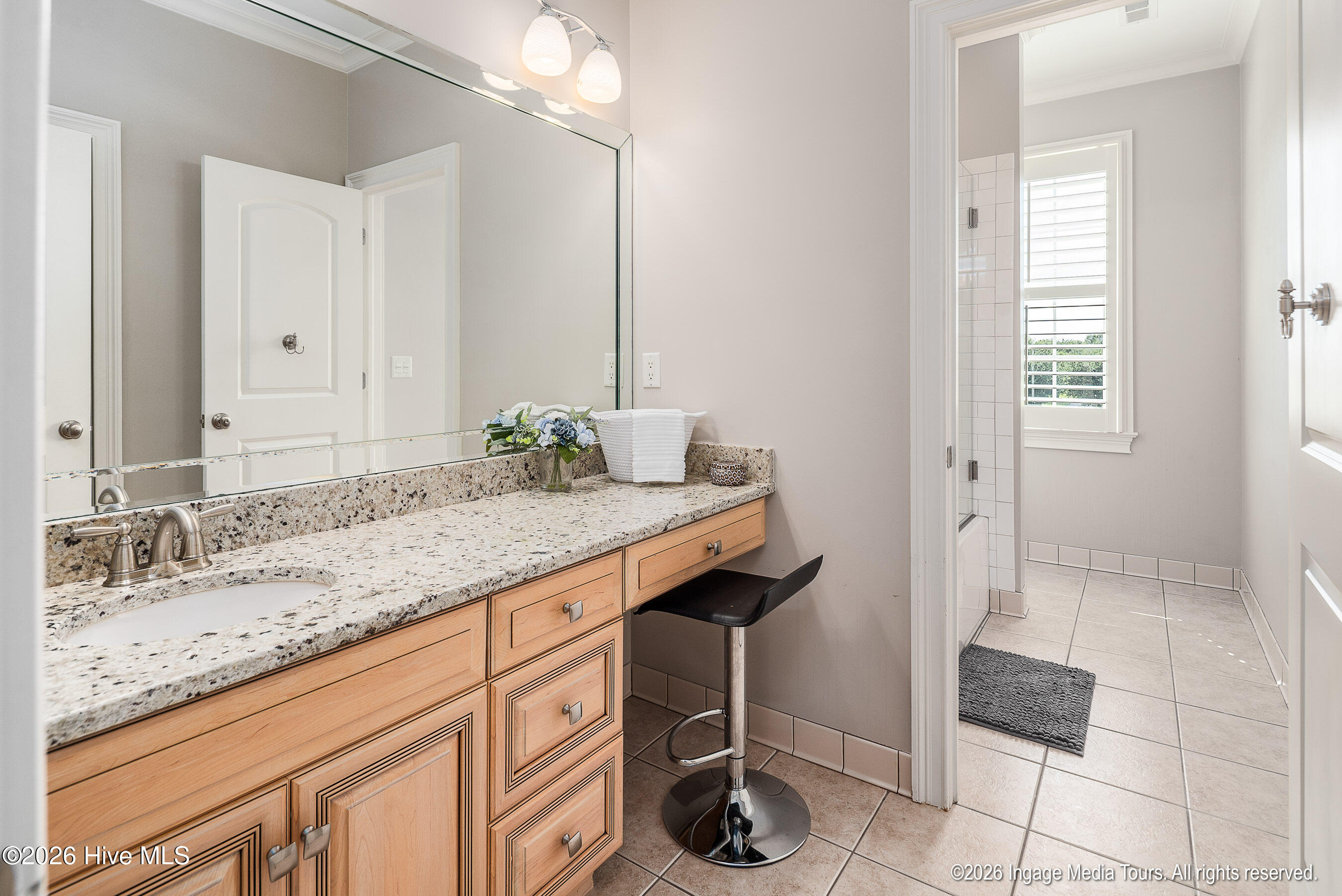 Upstaris Primary en-suite.