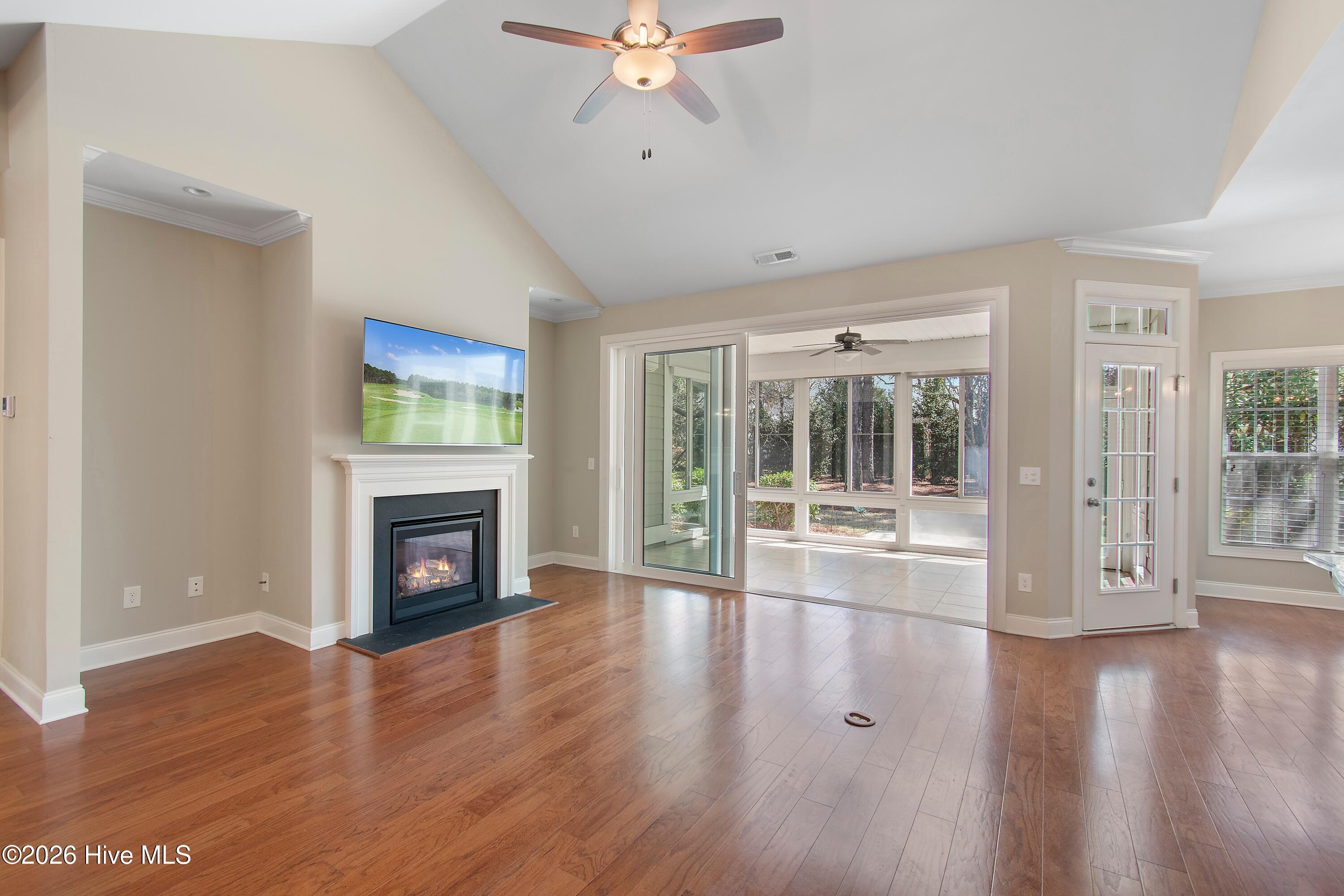 100563713 | Photo 11