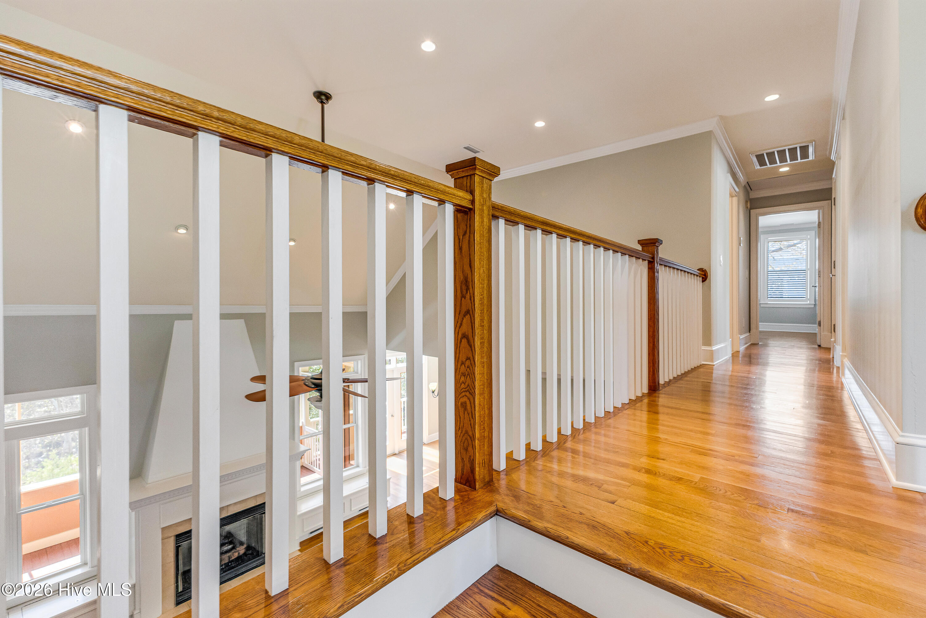 100563168 | Photo 32