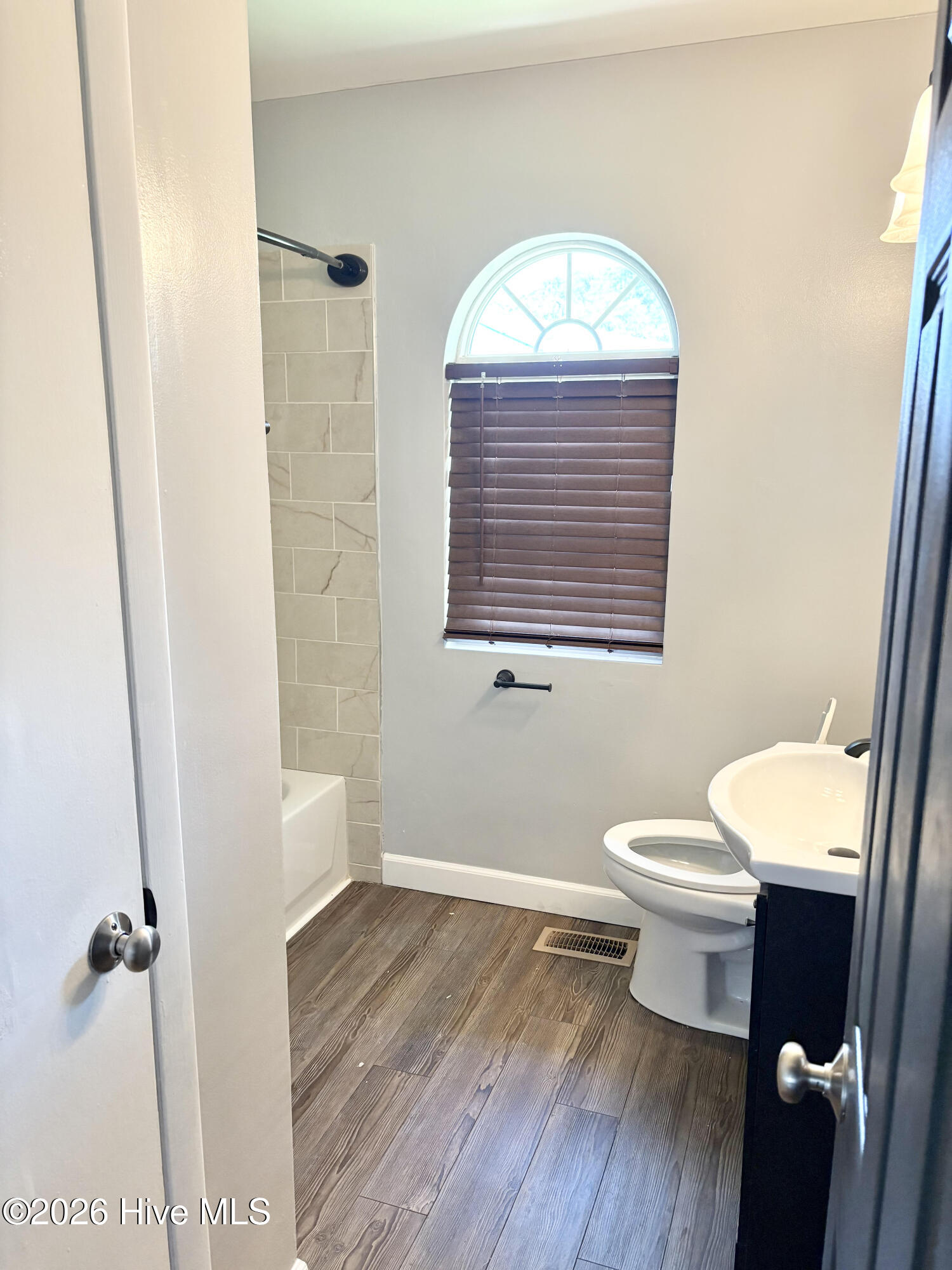 100560007 | Photo 19