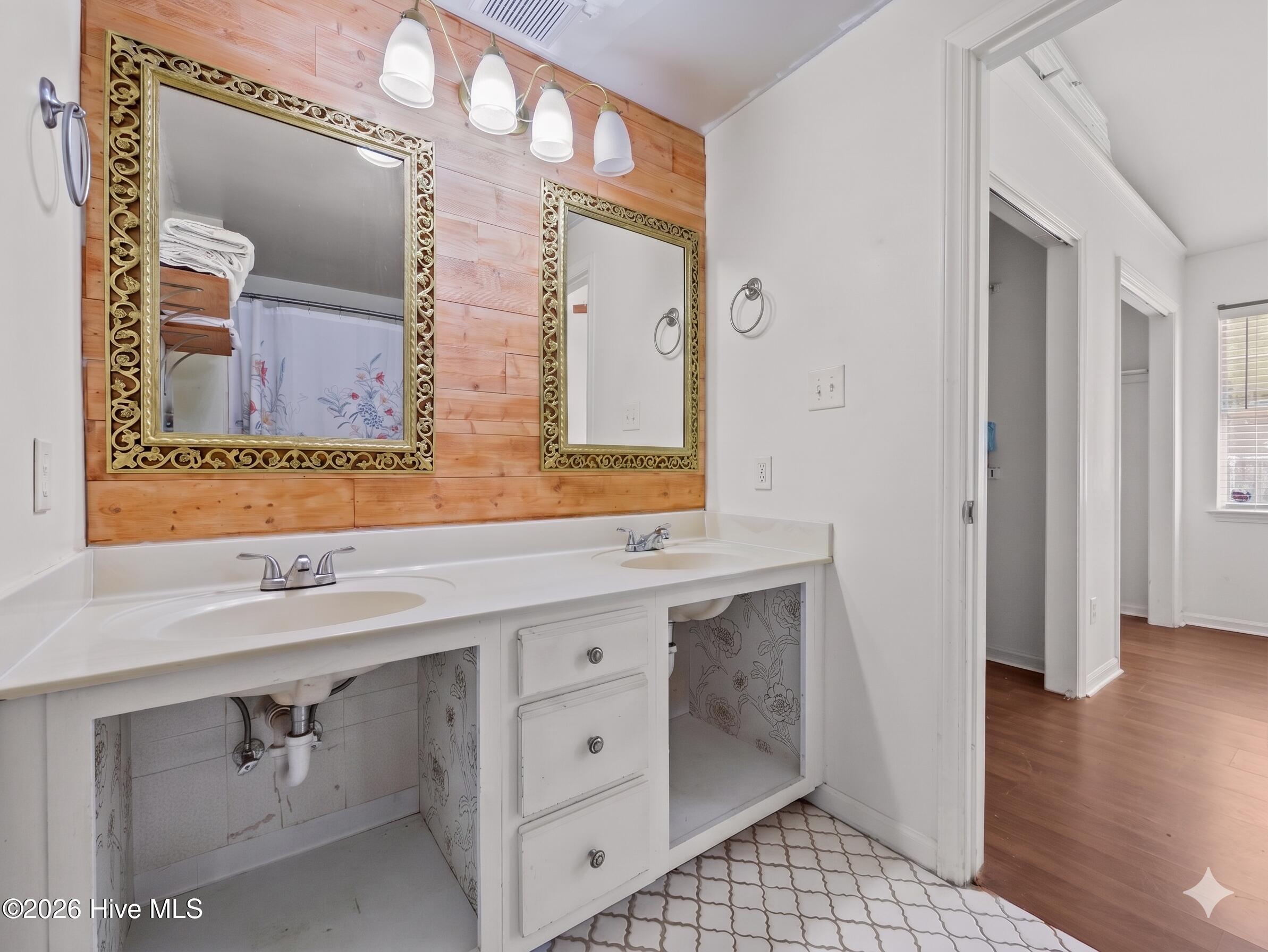 100567590 | Photo 15