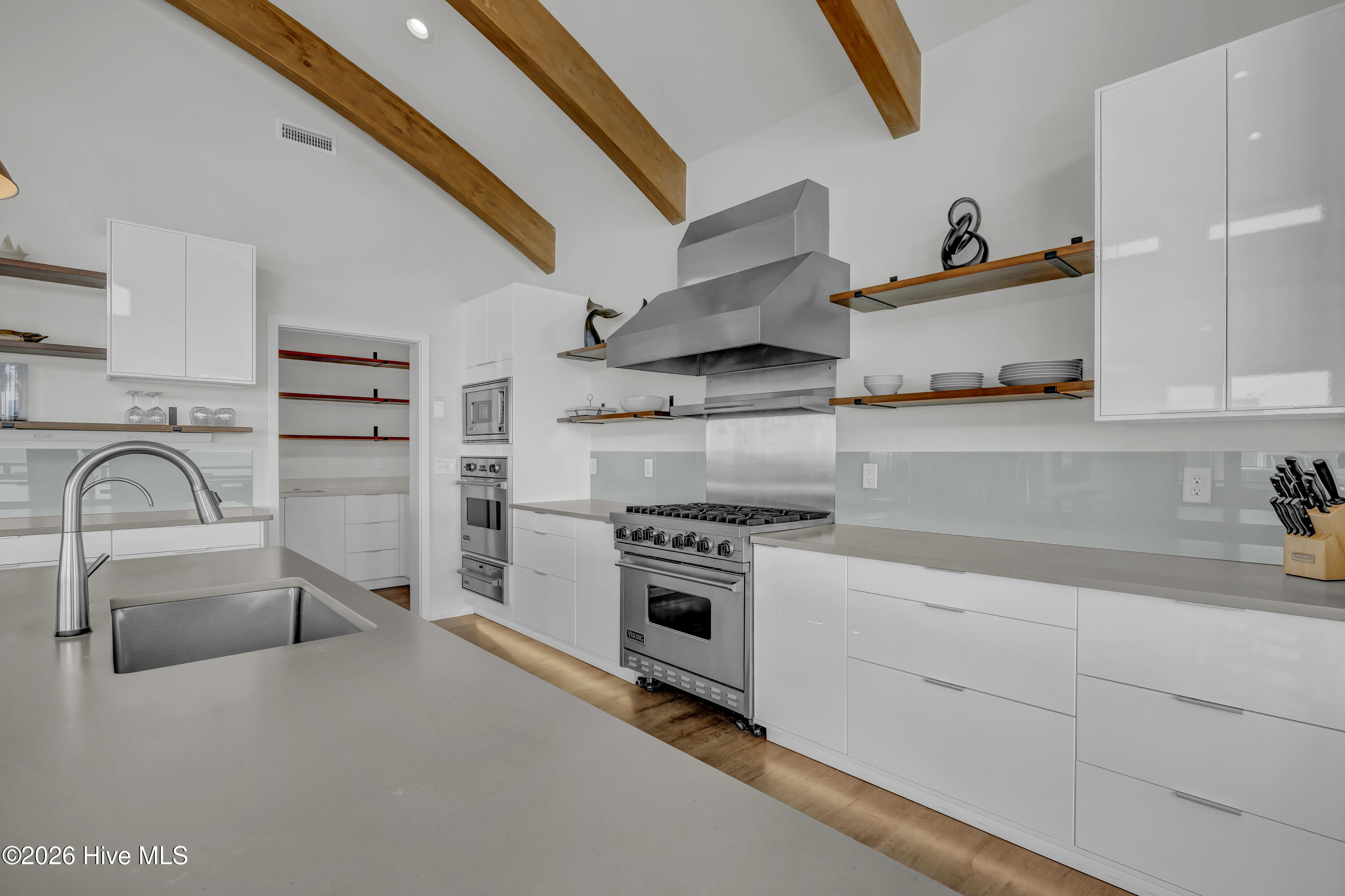 100565280 | Photo 22