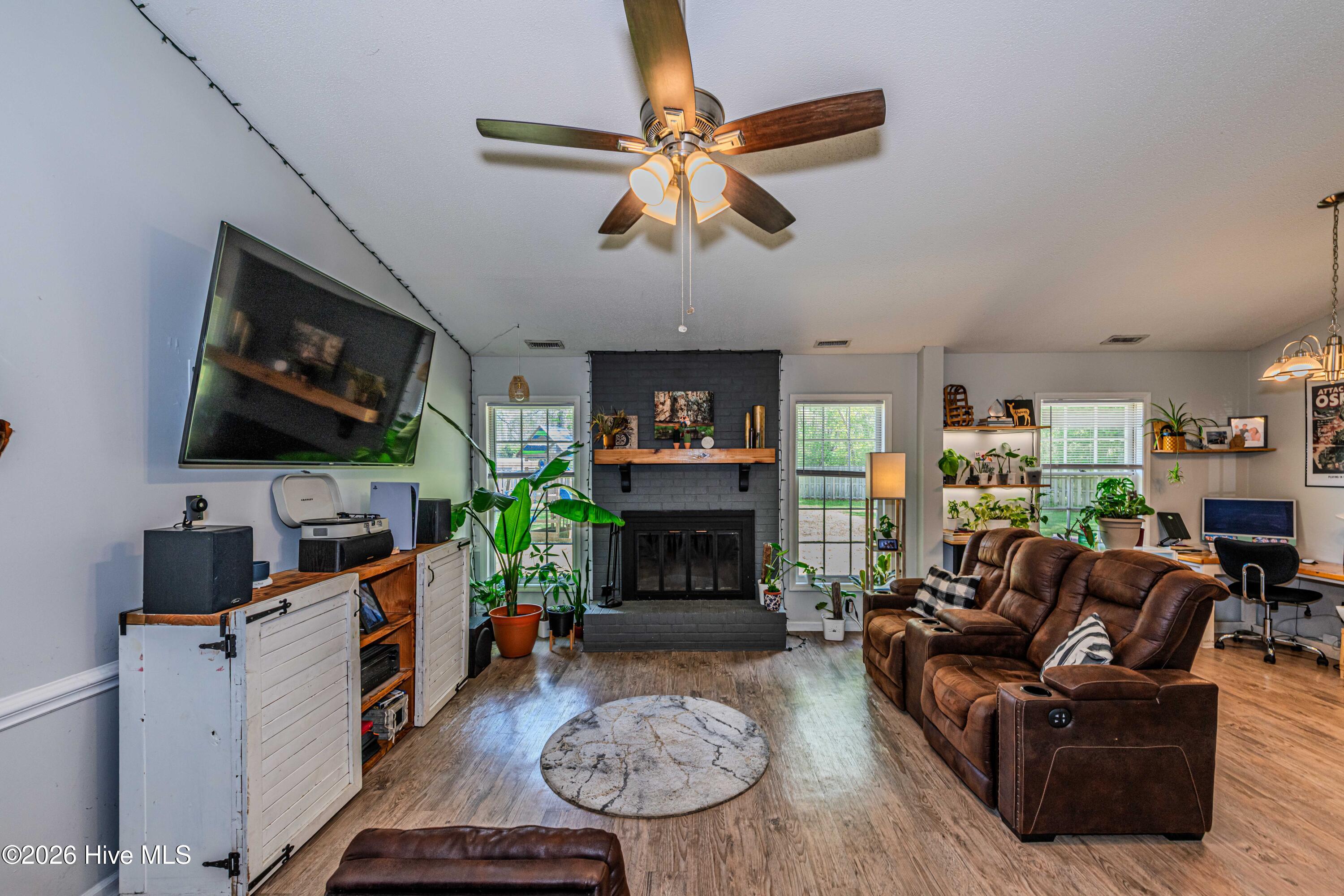 100569074 | Photo 11