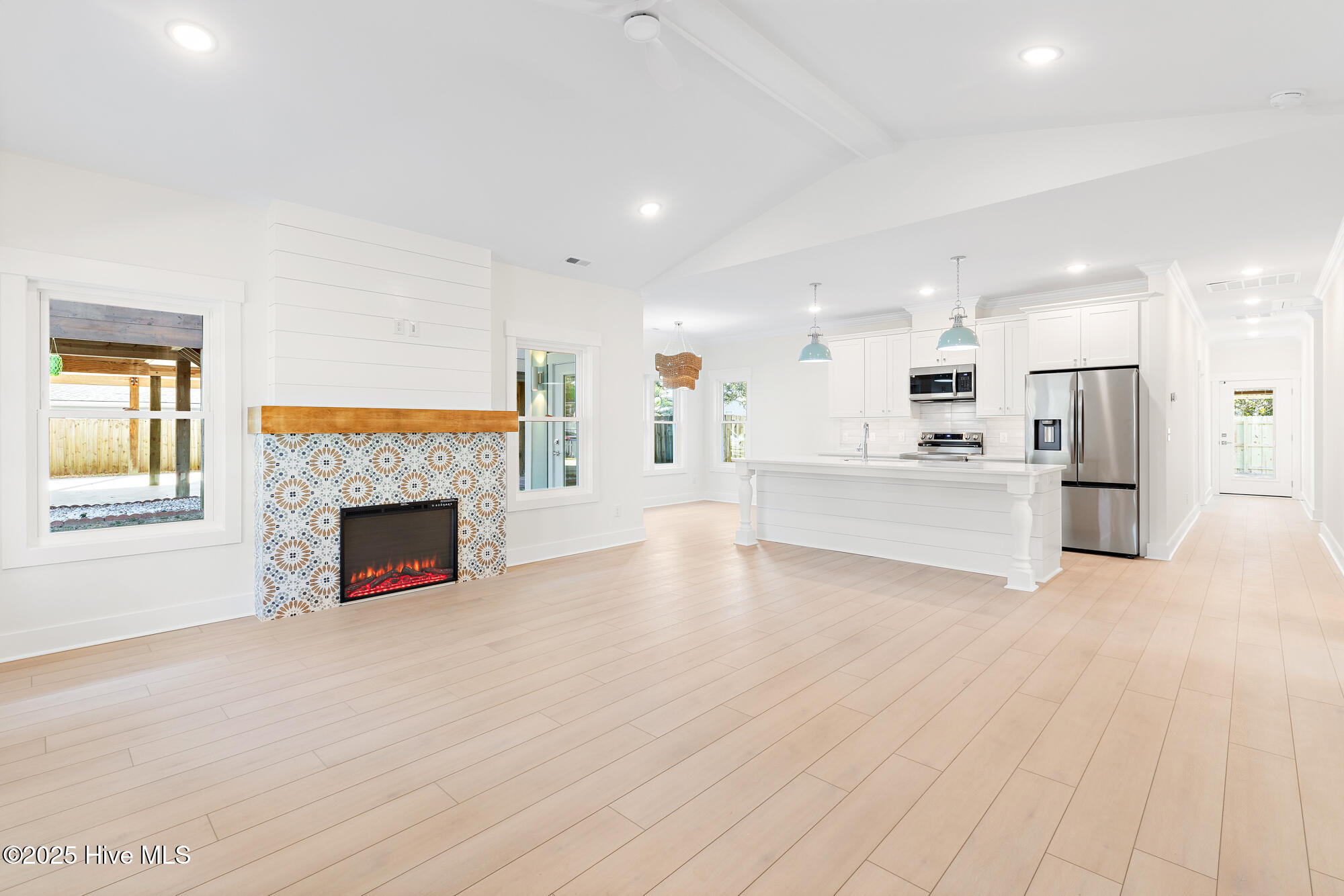 100514744 | Photo 19