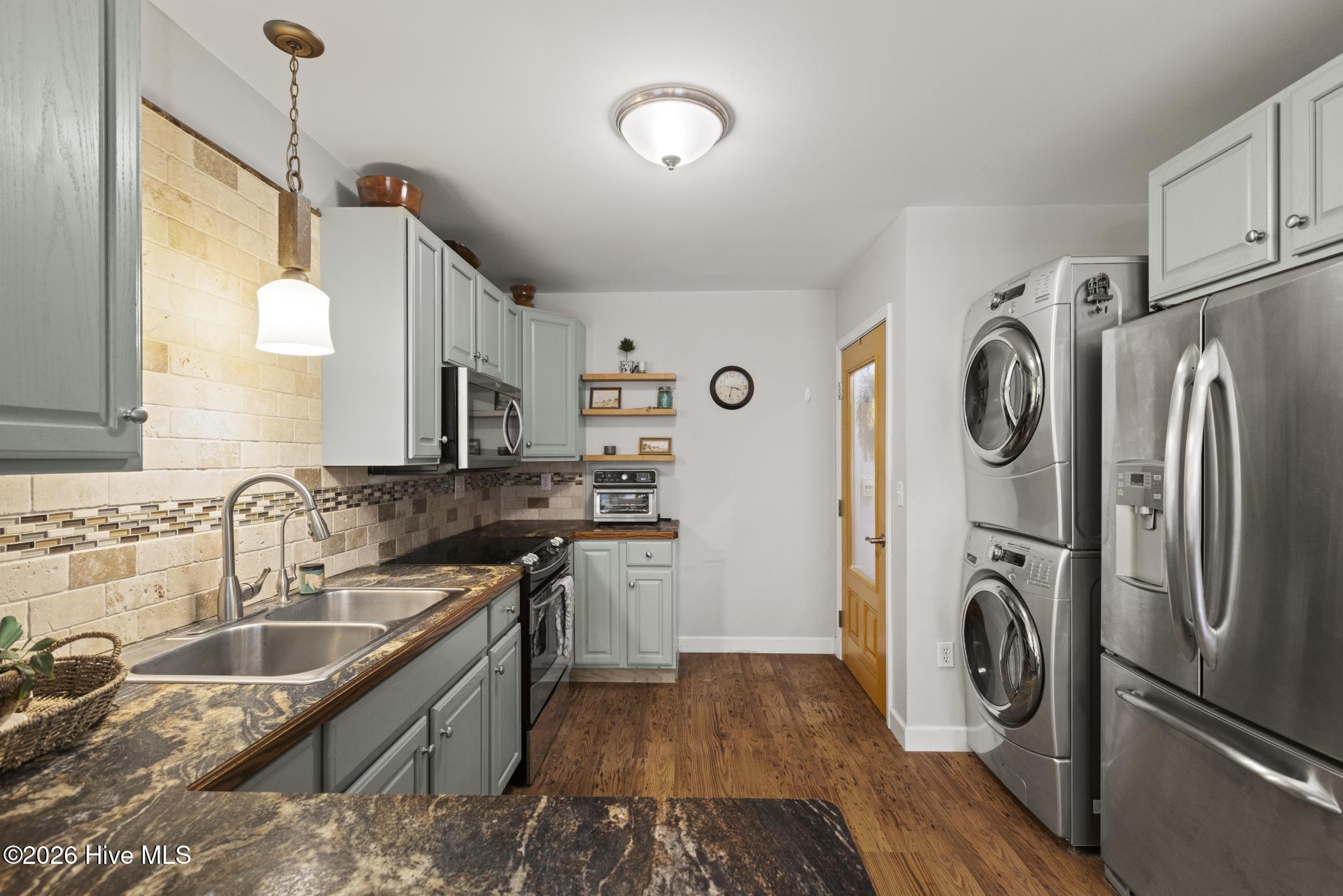 100569223 | Photo 37