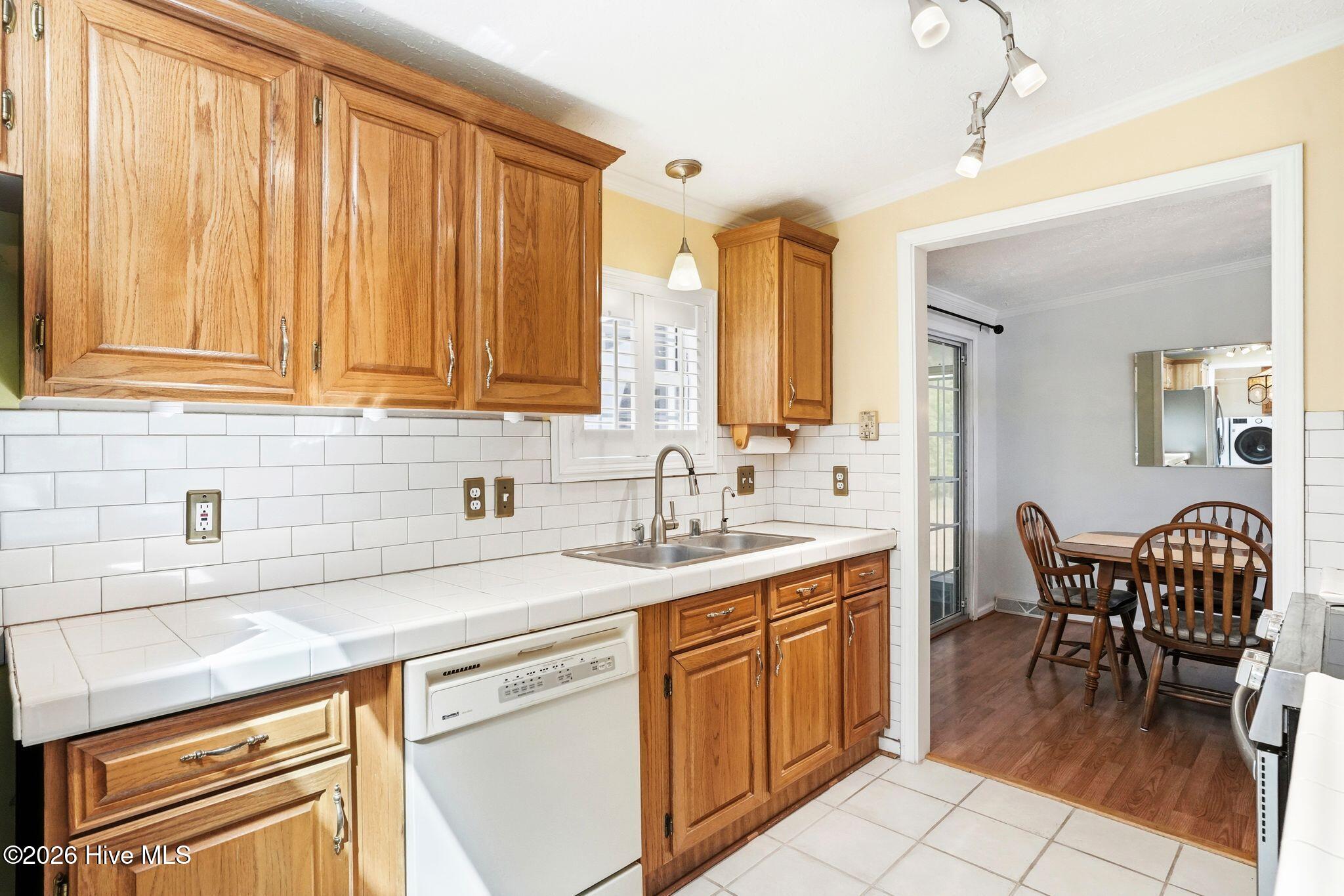 100567371 | Photo 25