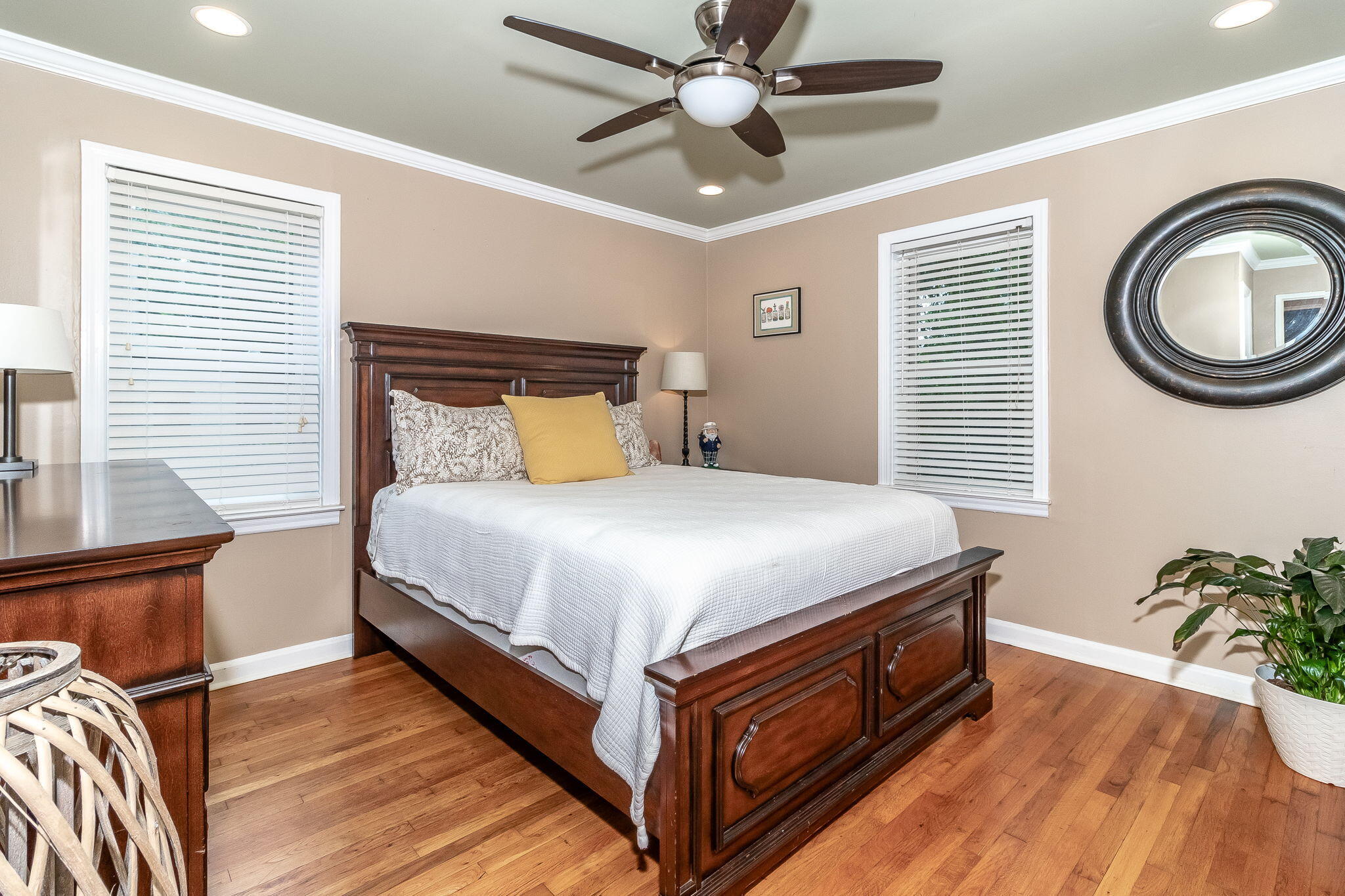 32-web-or-mls-542 HICKMAN RD ©-1184
