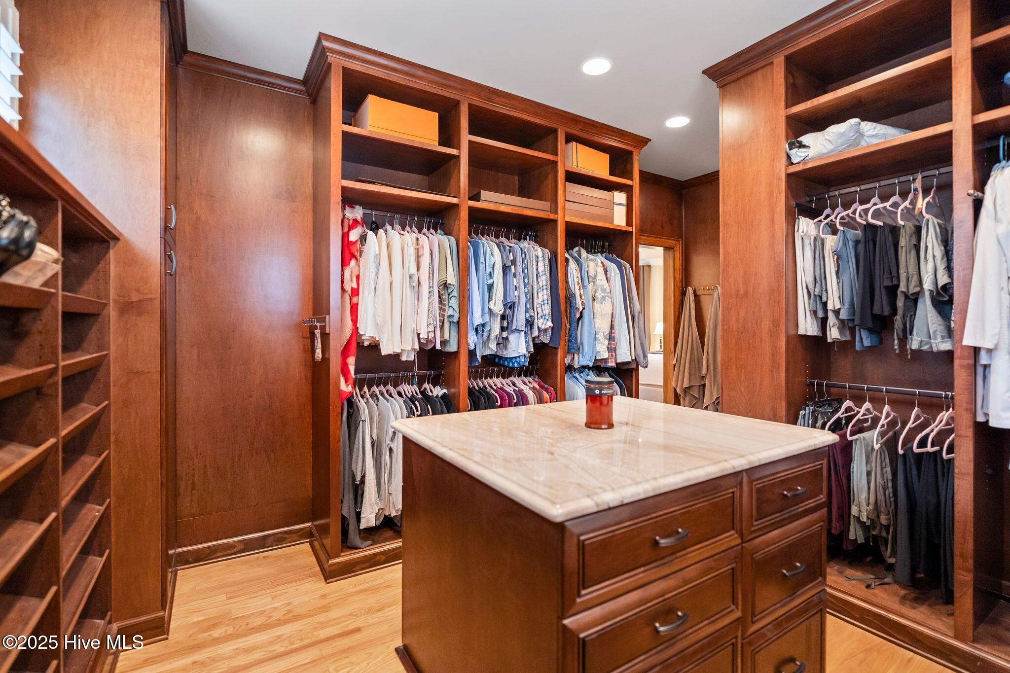 100530857 | Photo 35