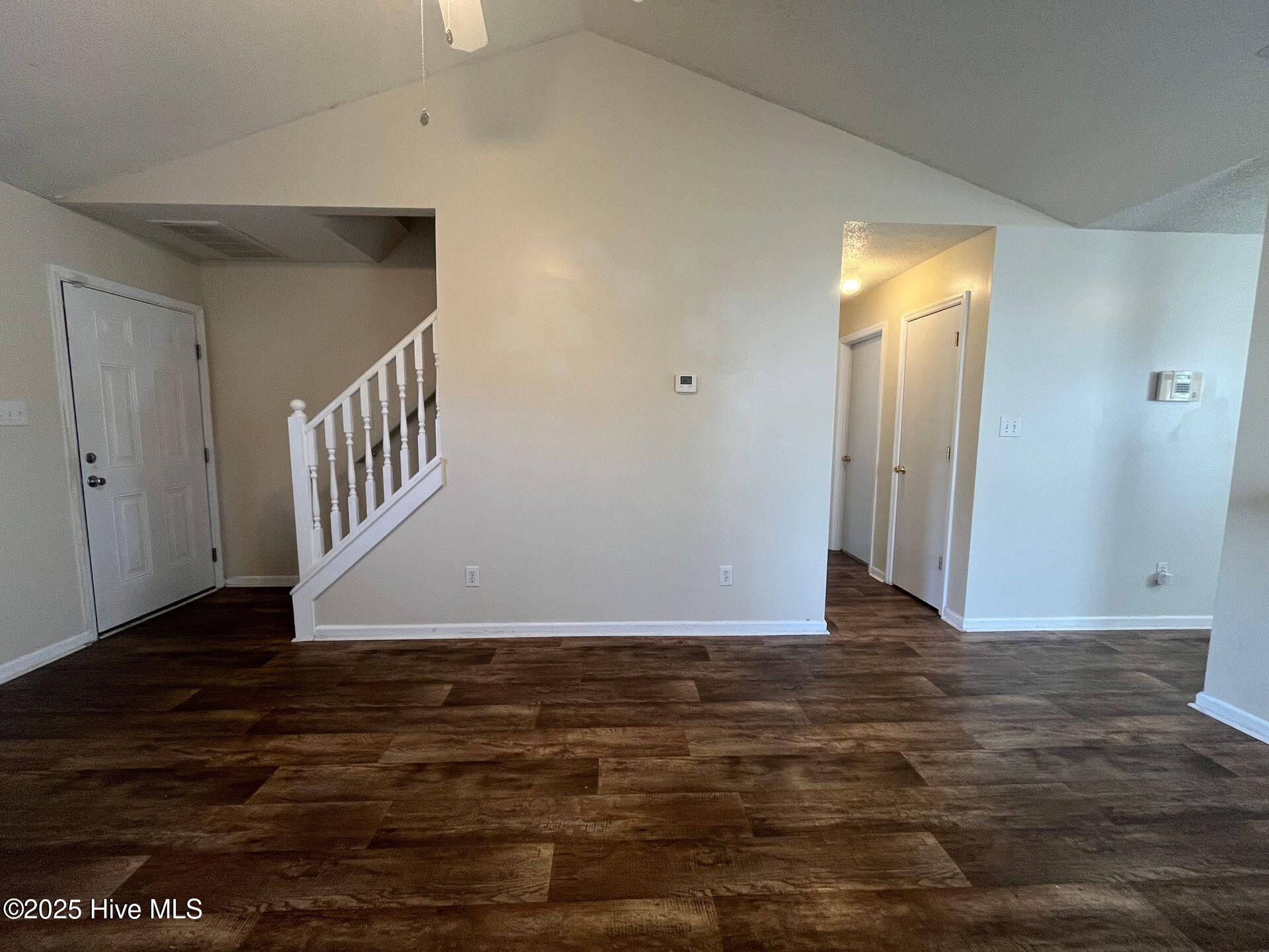 100569102 | Photo 14