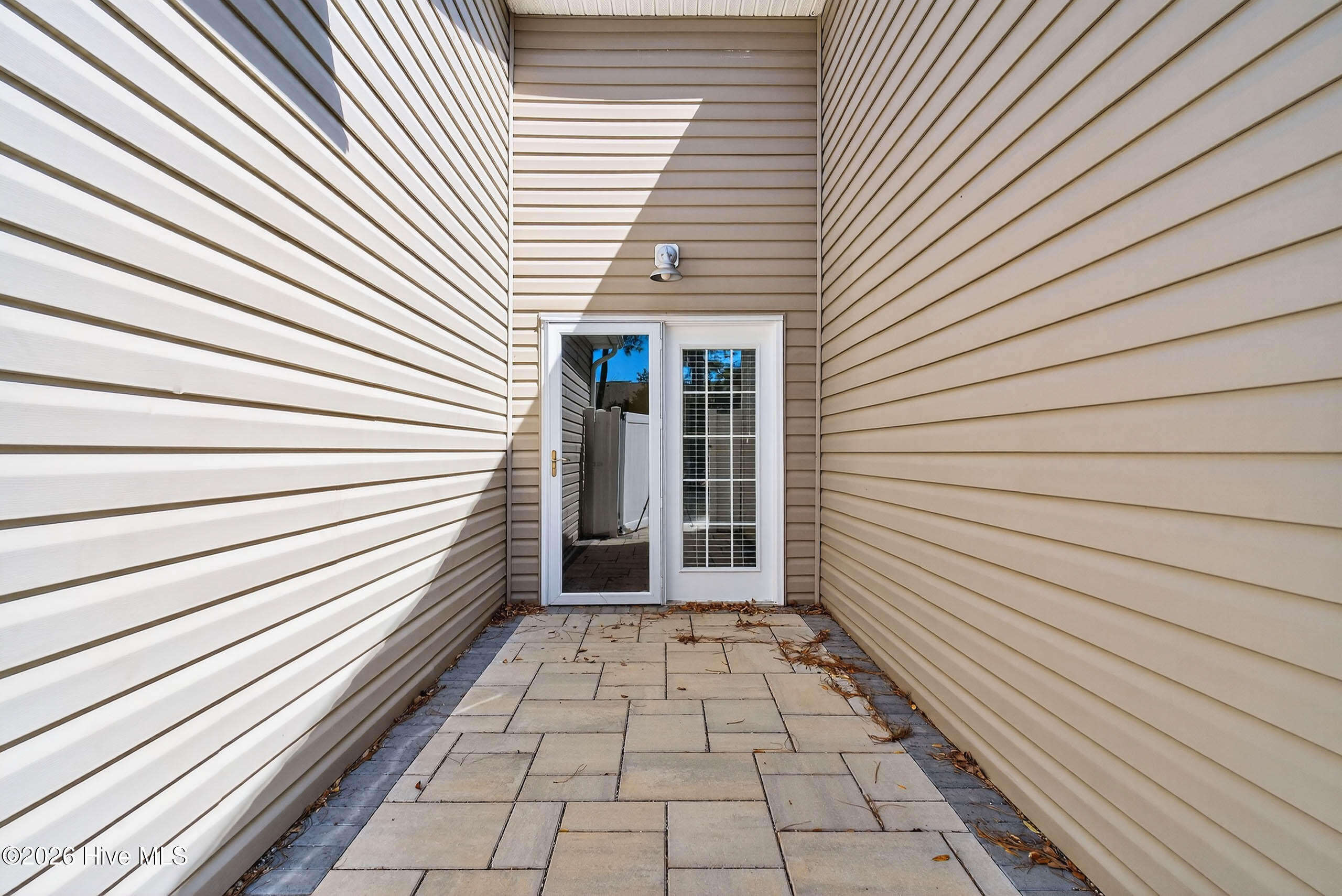 100564275 | Photo 38