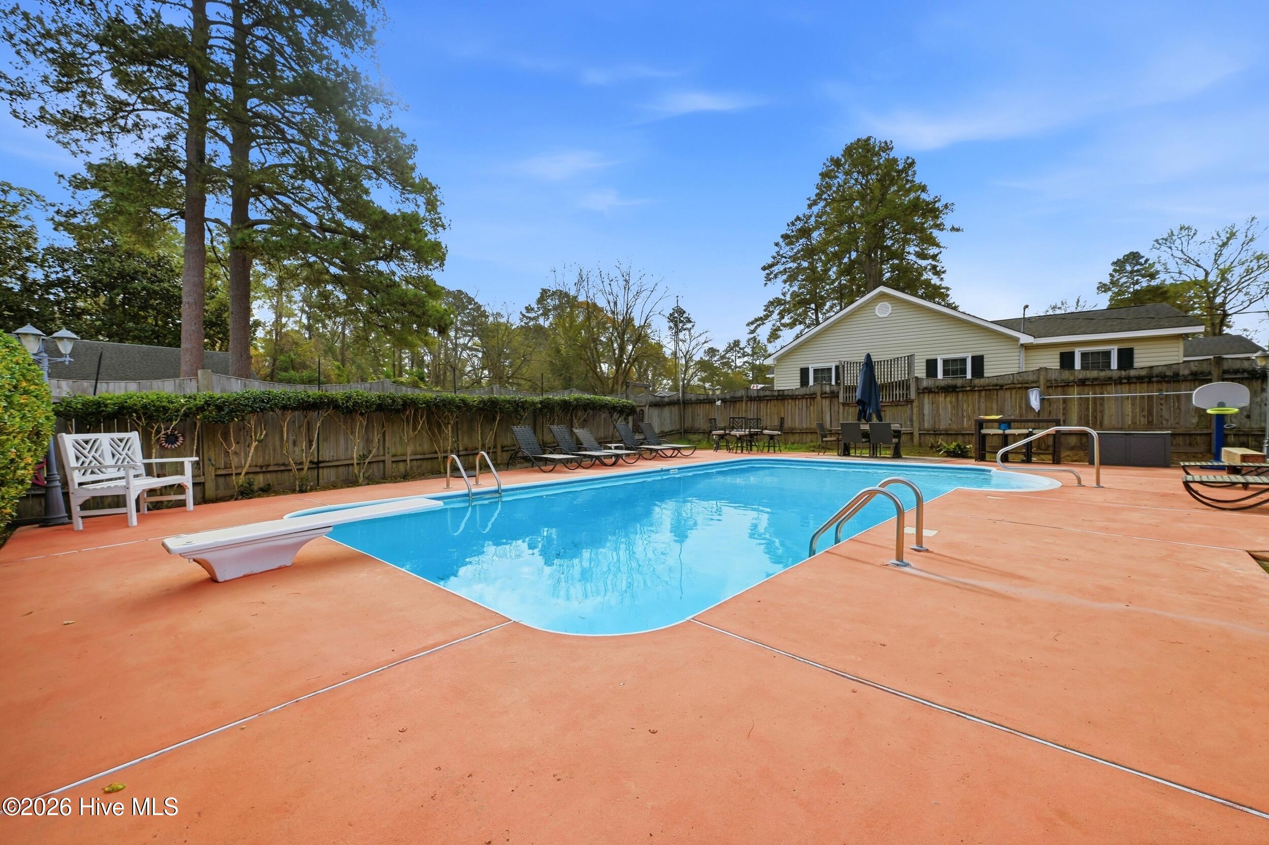 100560095 | Photo 40