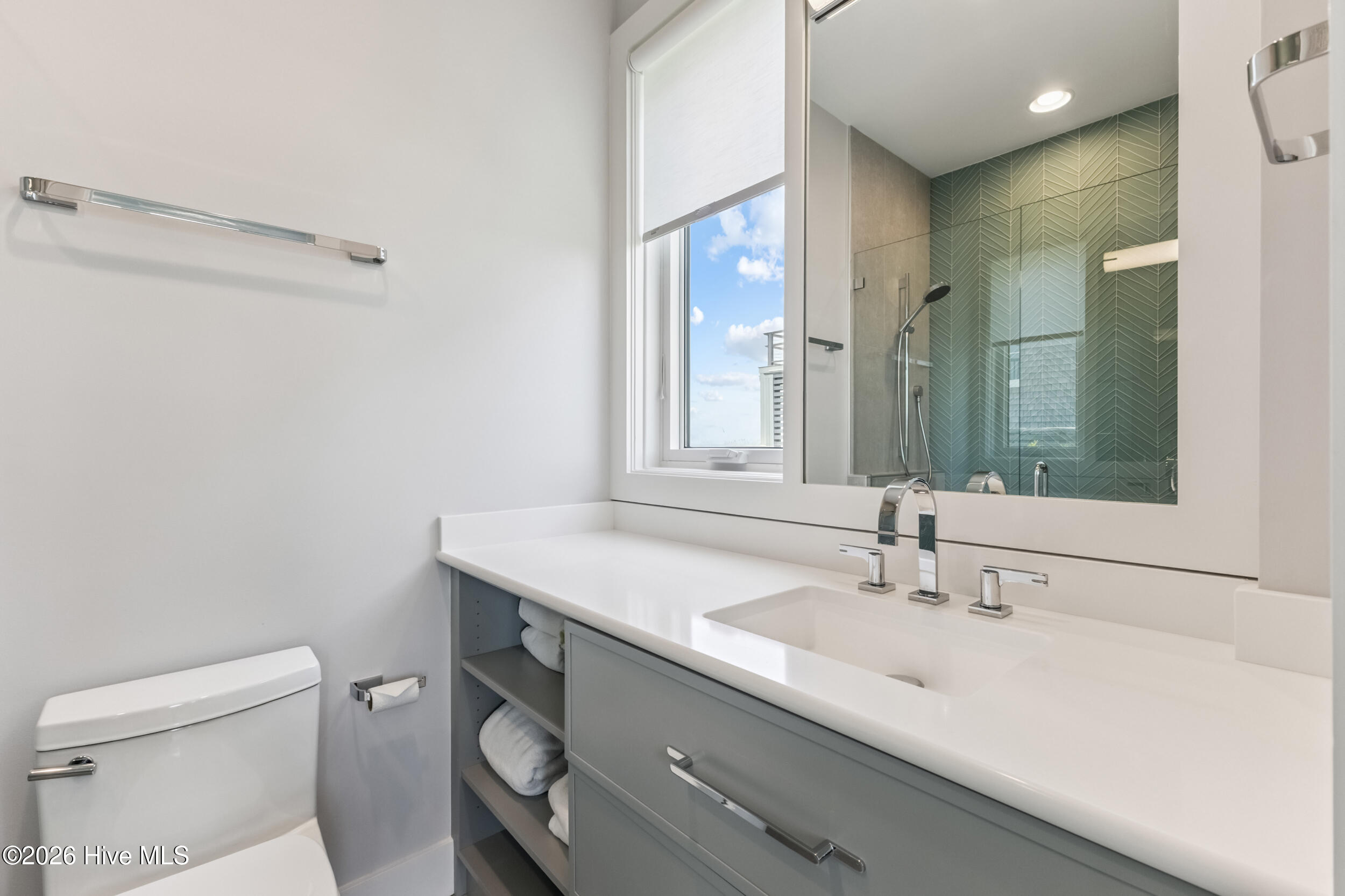 100560711 | Photo 35