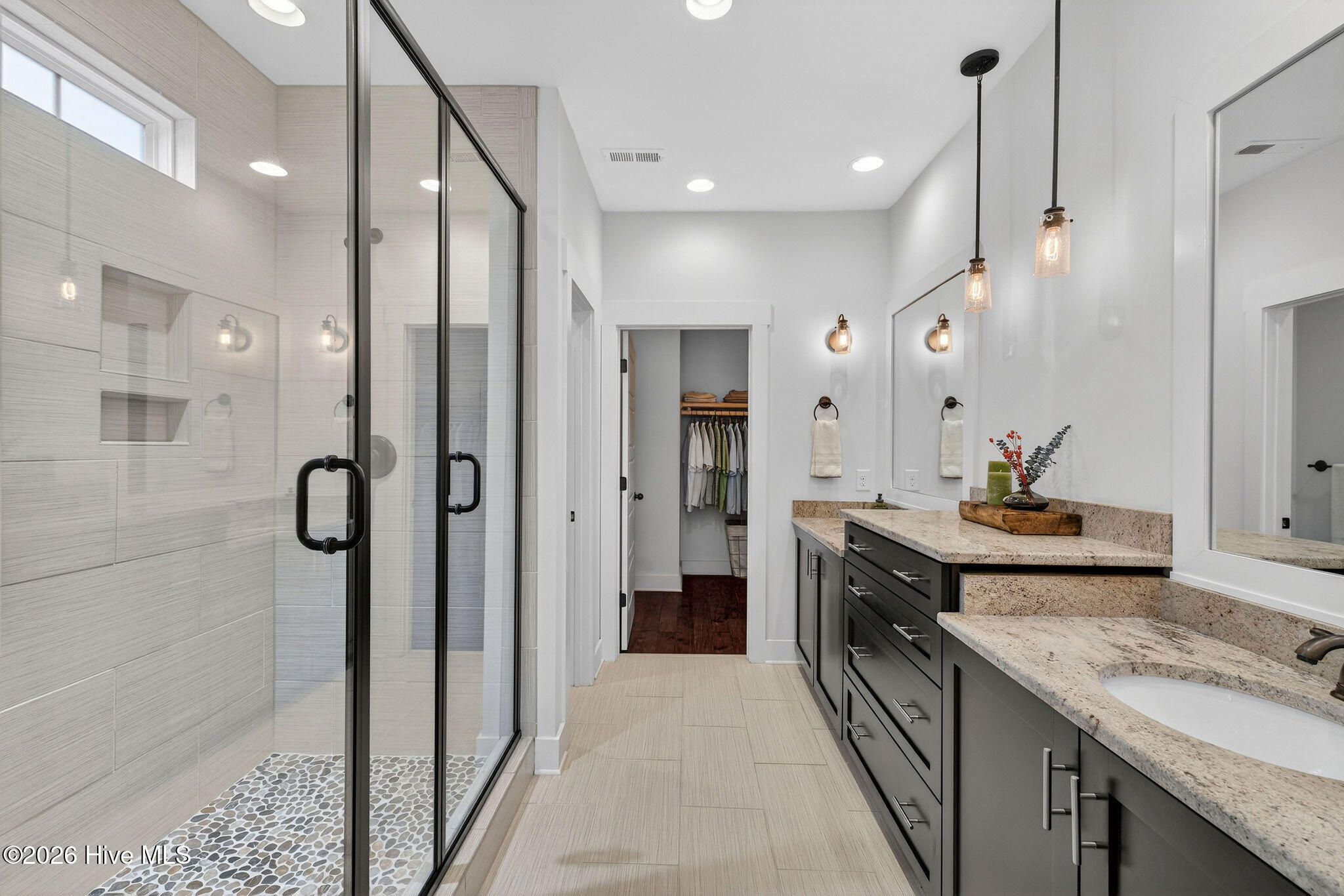 100561102 | Photo 31