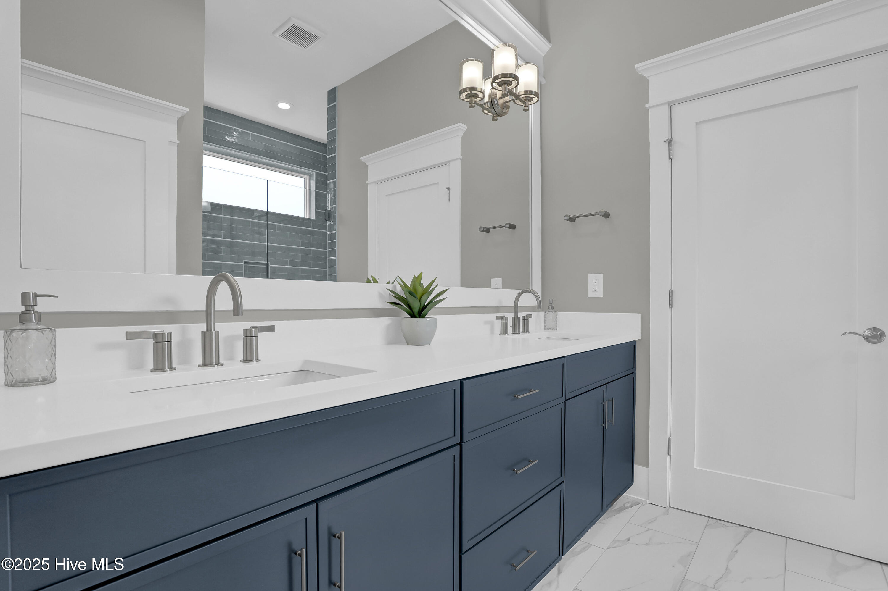 100555615 | Photo 13