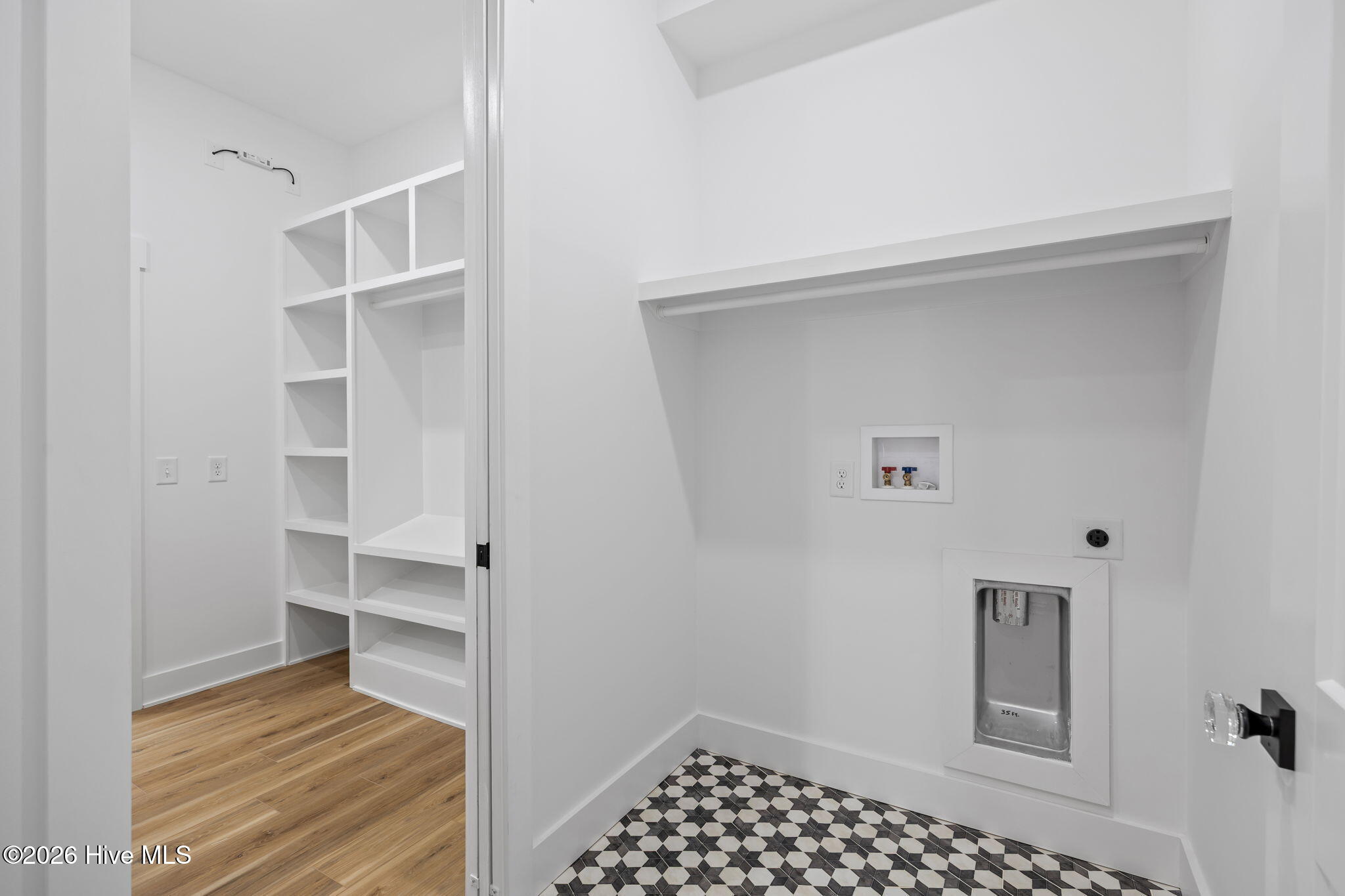 100561679 | Photo 23