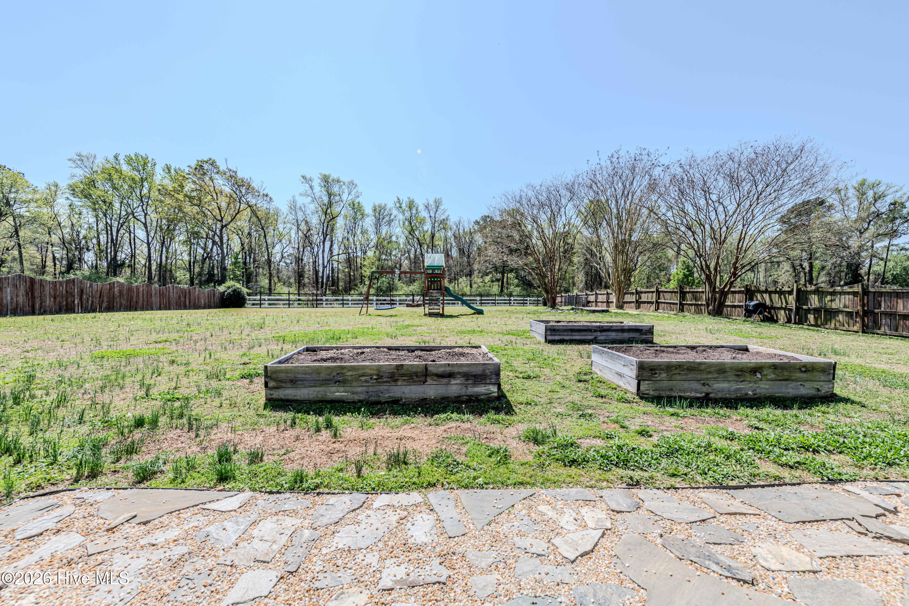 100565701 | Photo 49