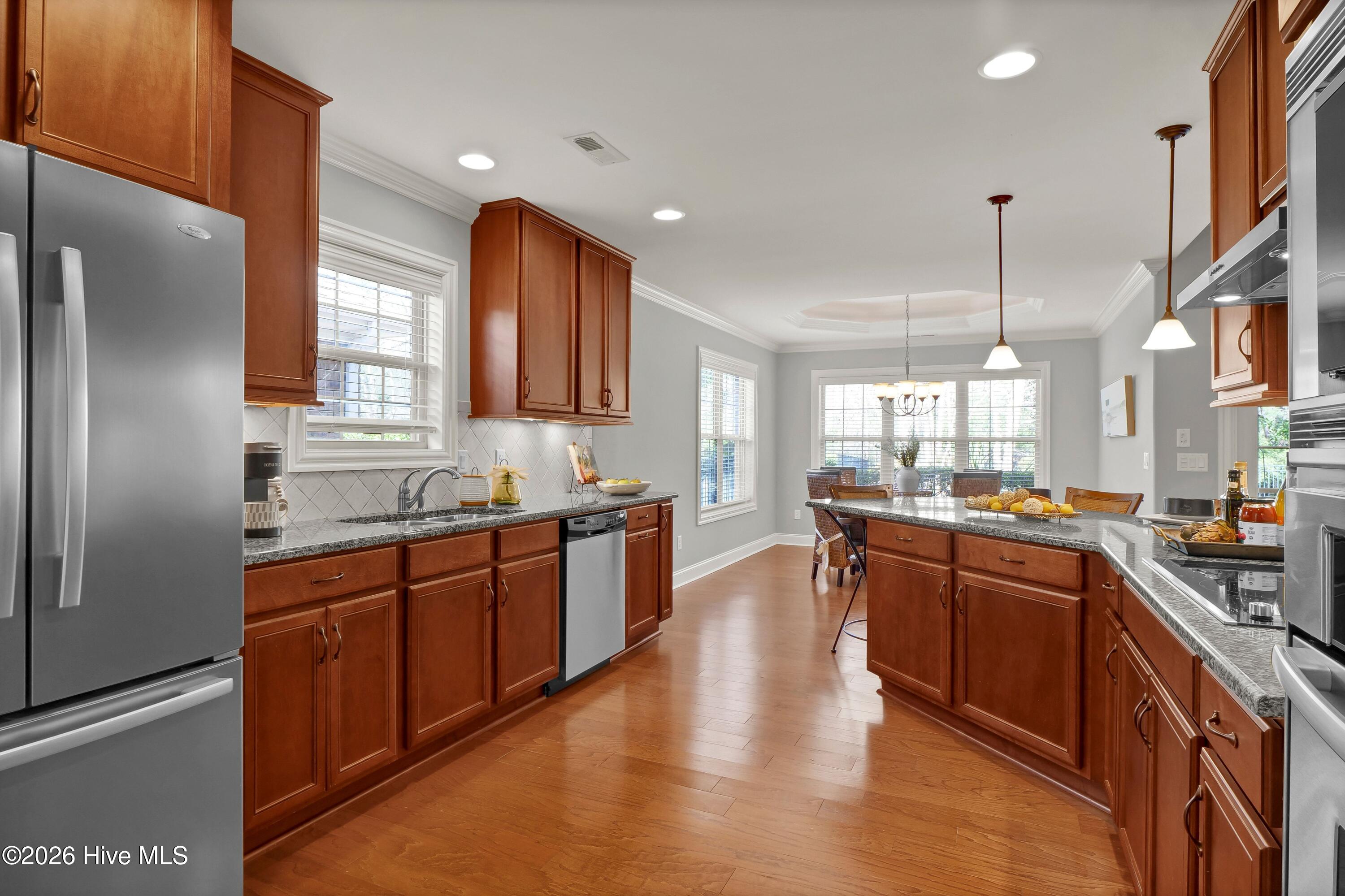 100560728 | Photo 11