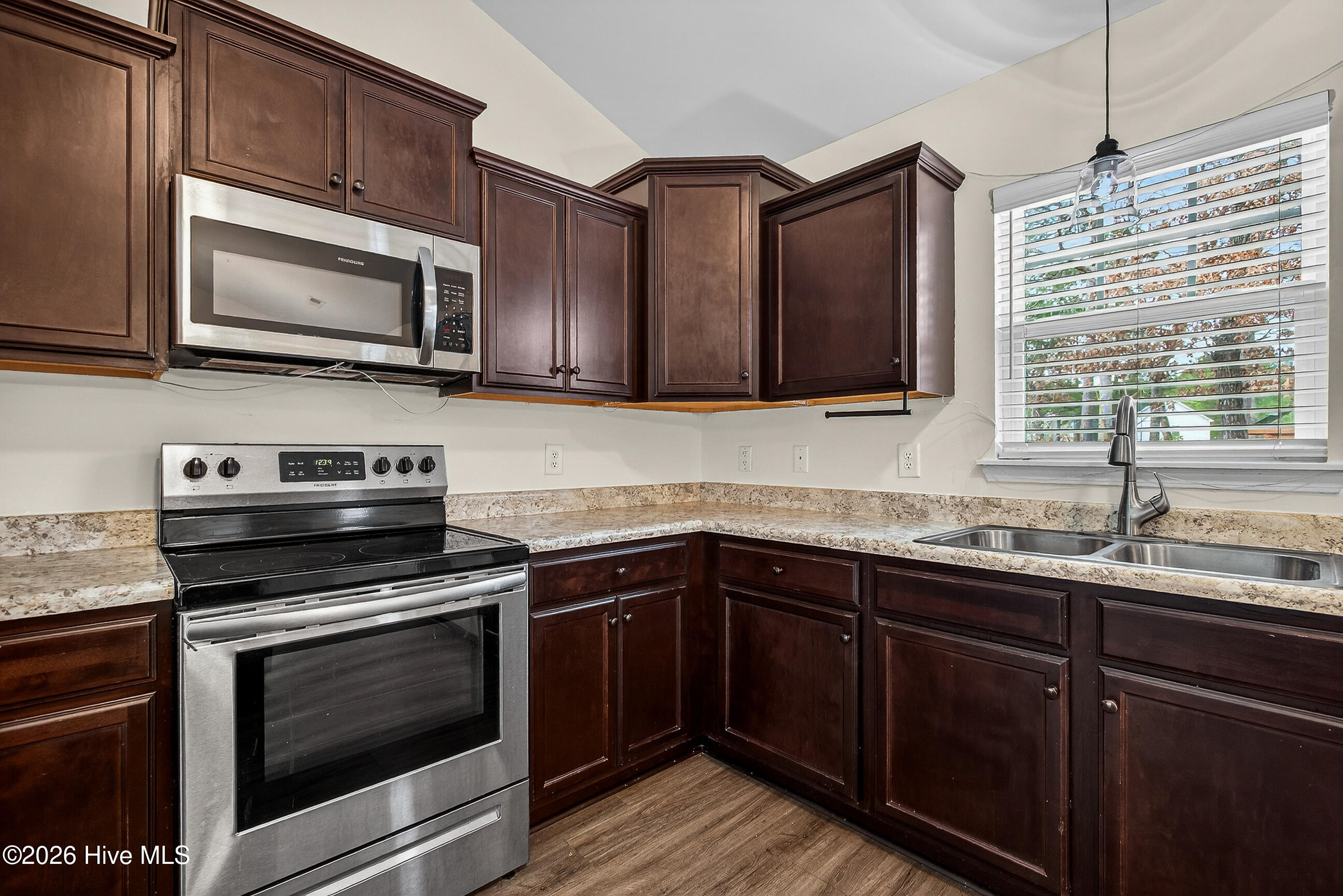 100549361 | Photo 11