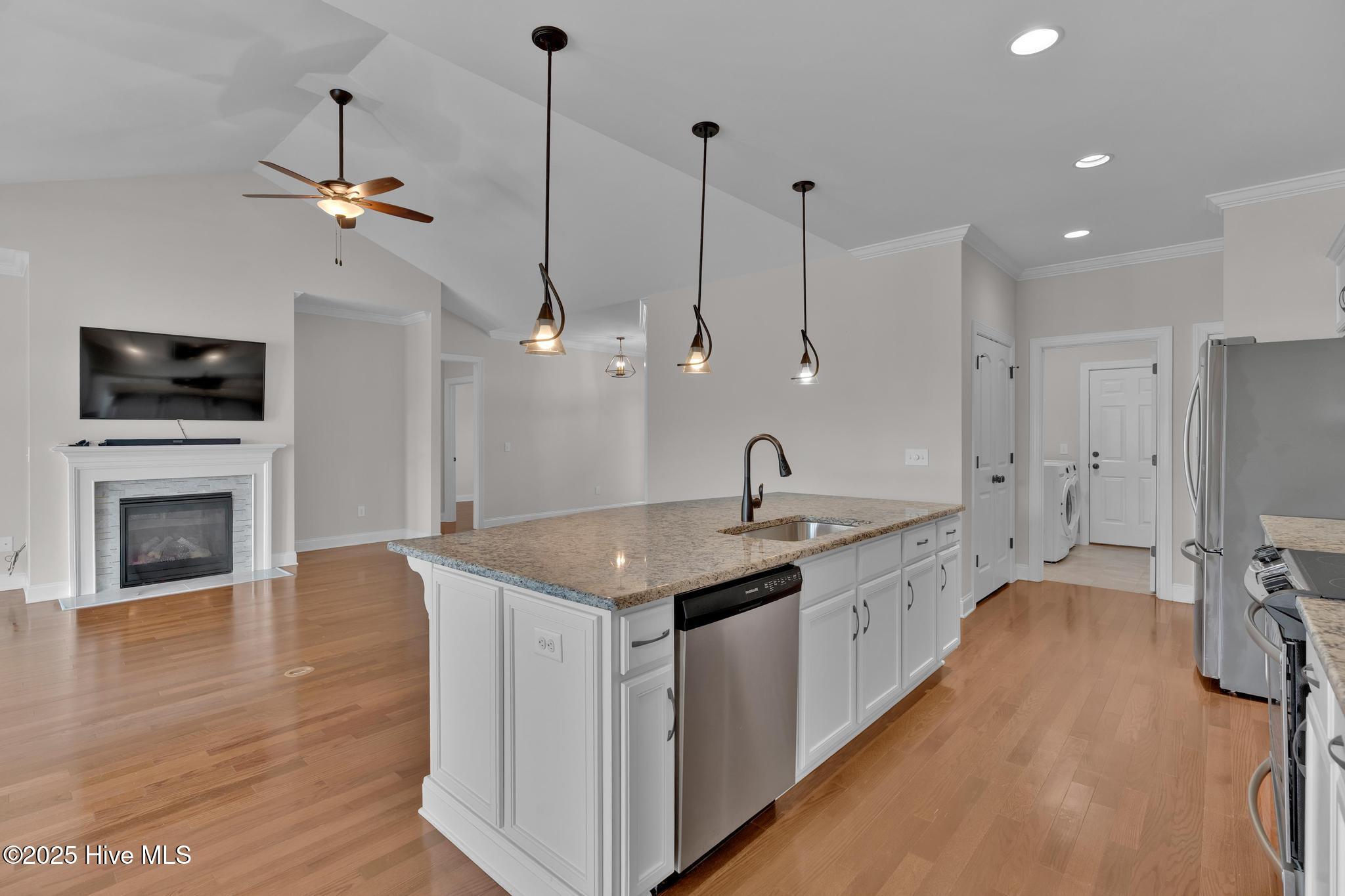 100542823 | Photo 22