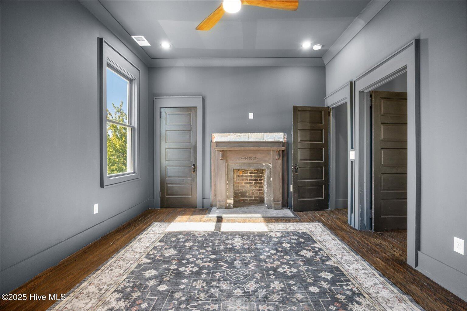 100537963 | Photo 42