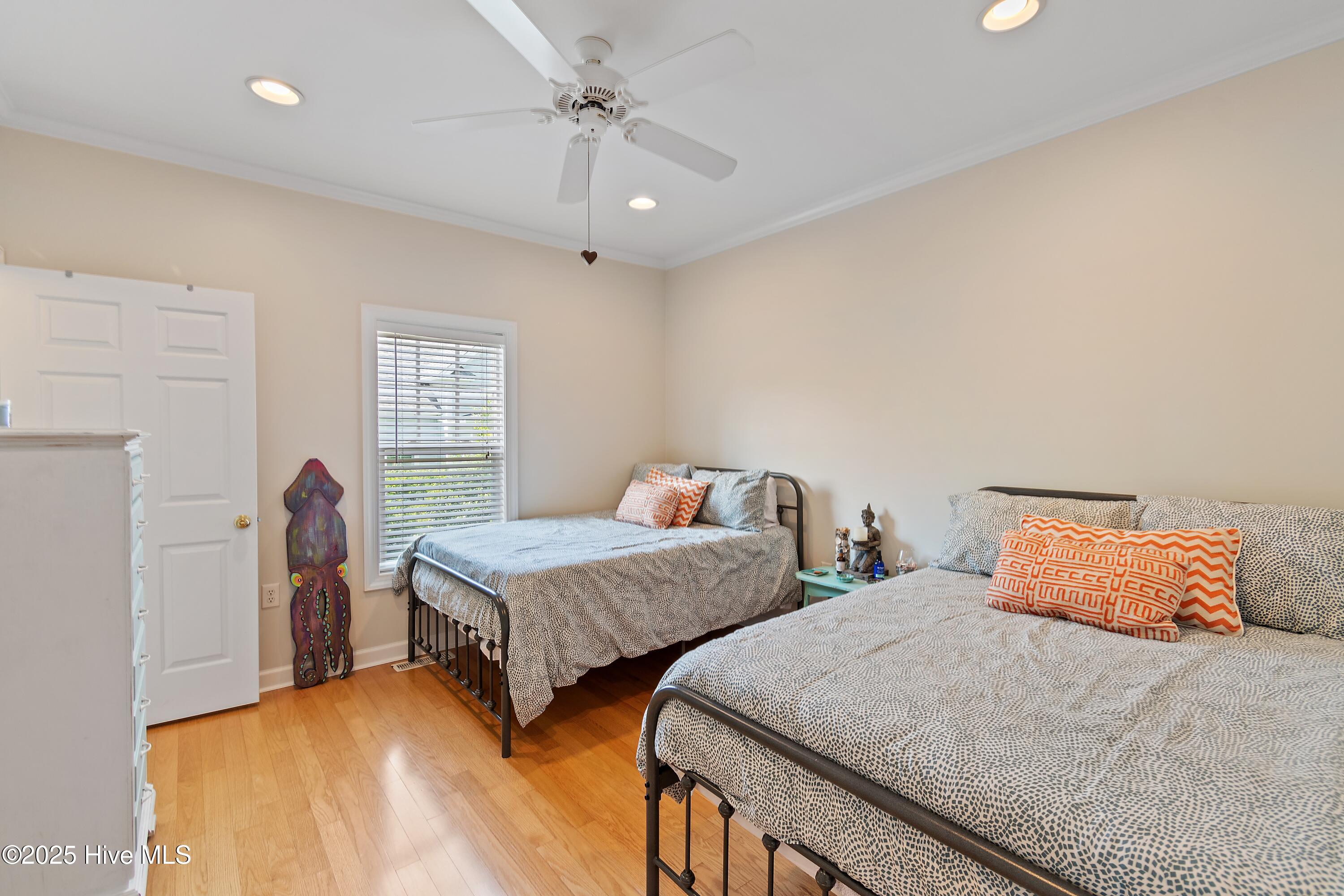 100502983 | Photo 22