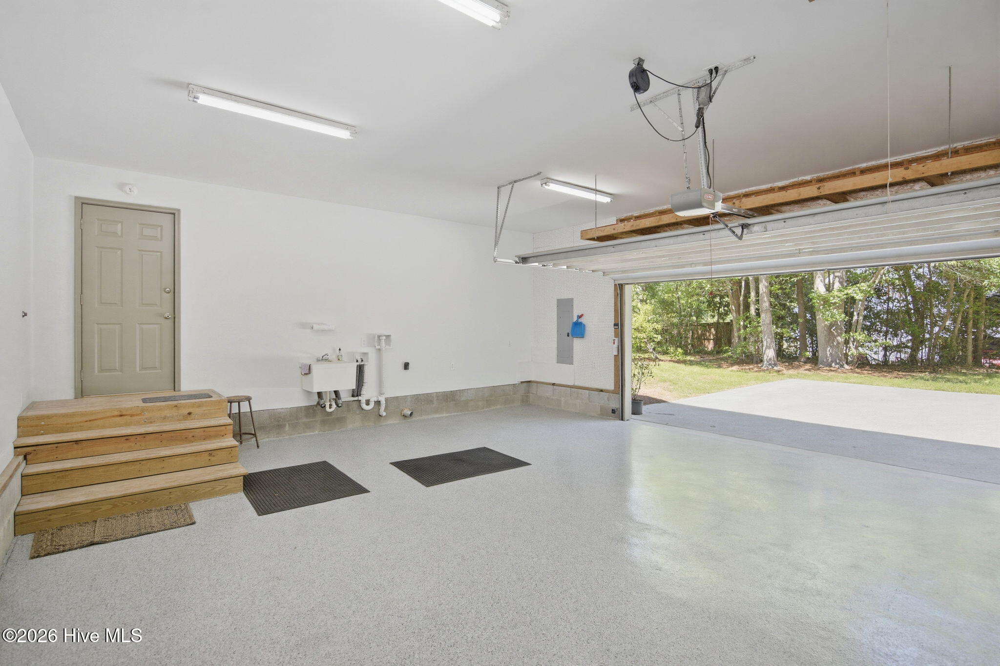 100569469 | Photo 46