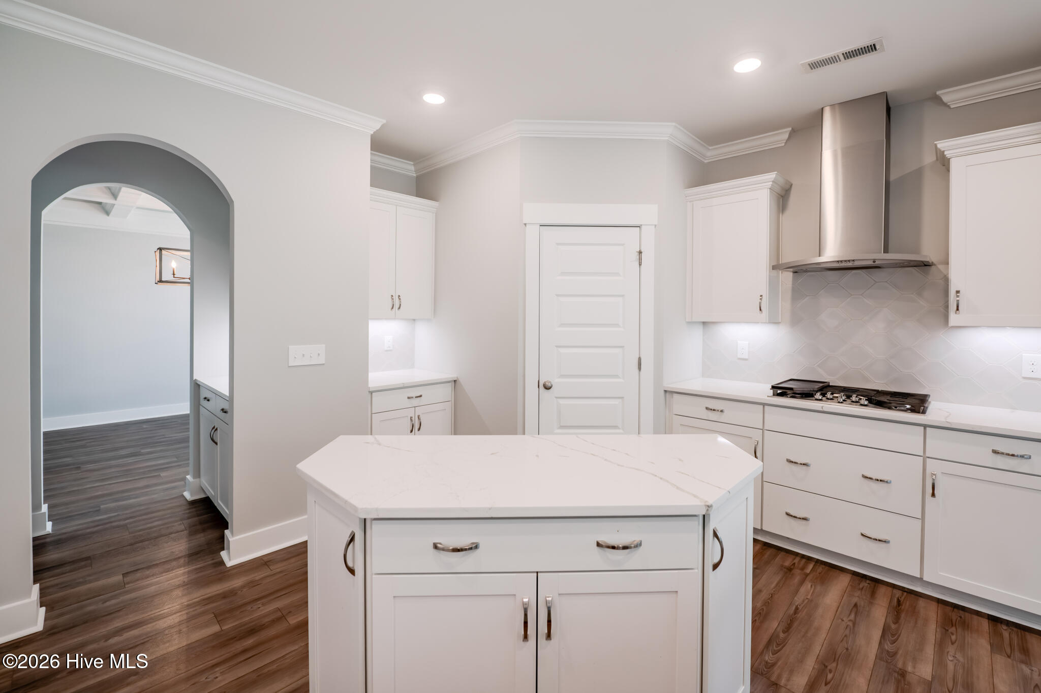 100567790 | Photo 19