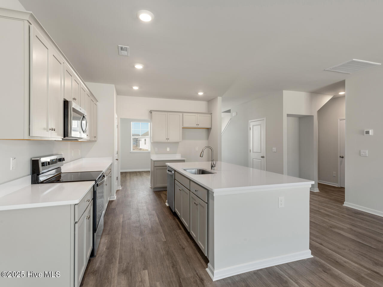 100549064 | Photo 12