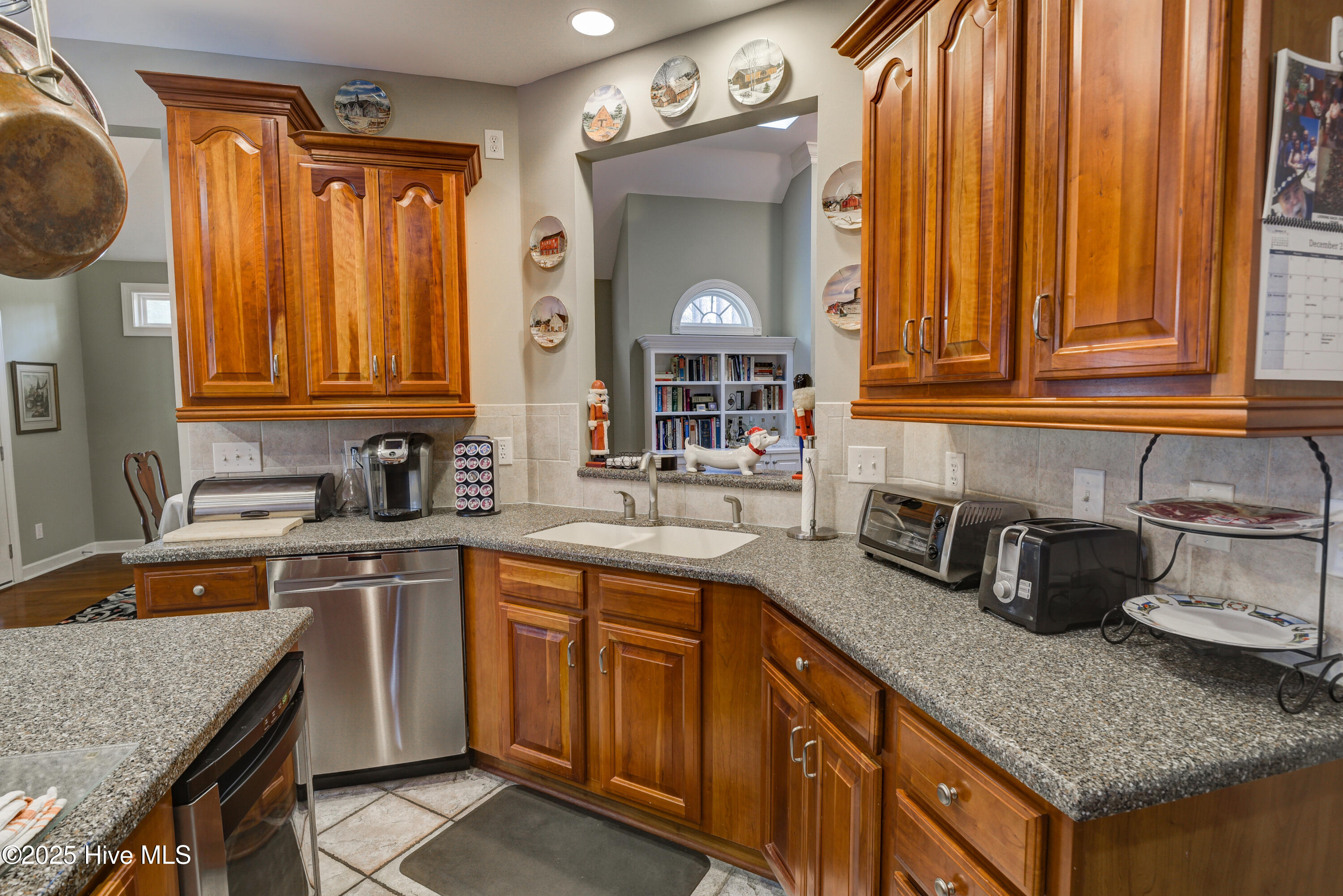 100547083 | Photo 11