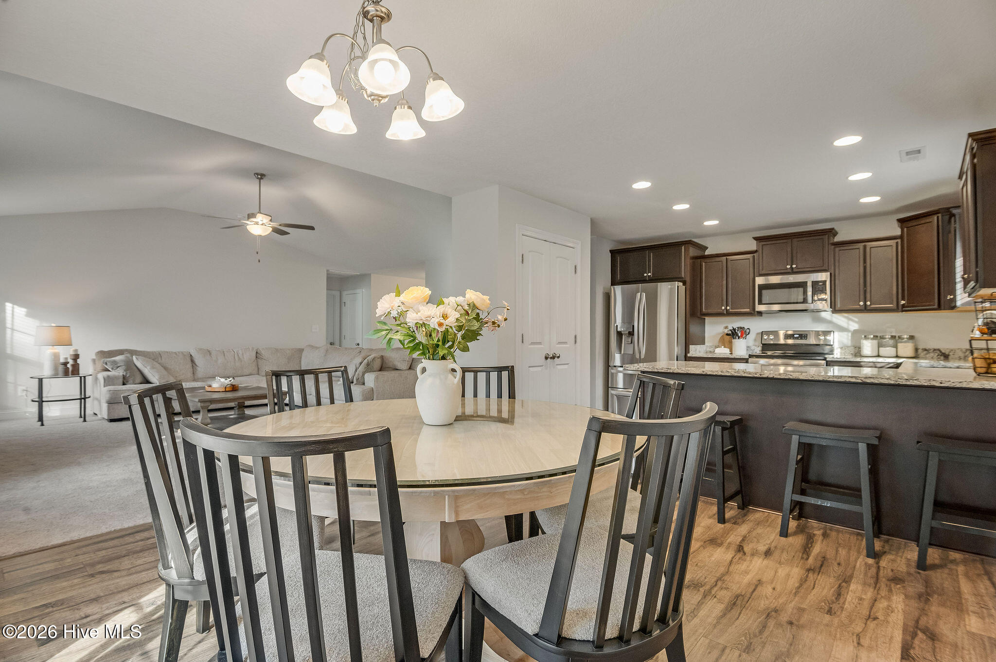 100568428 | Photo 12