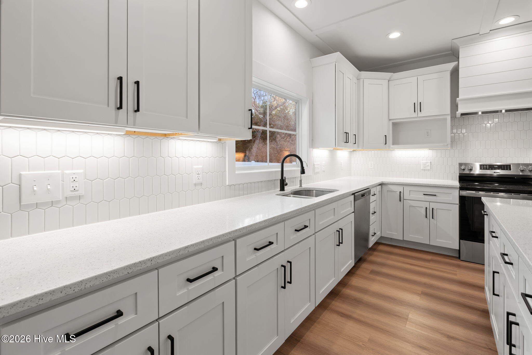 100562670 | Photo 13