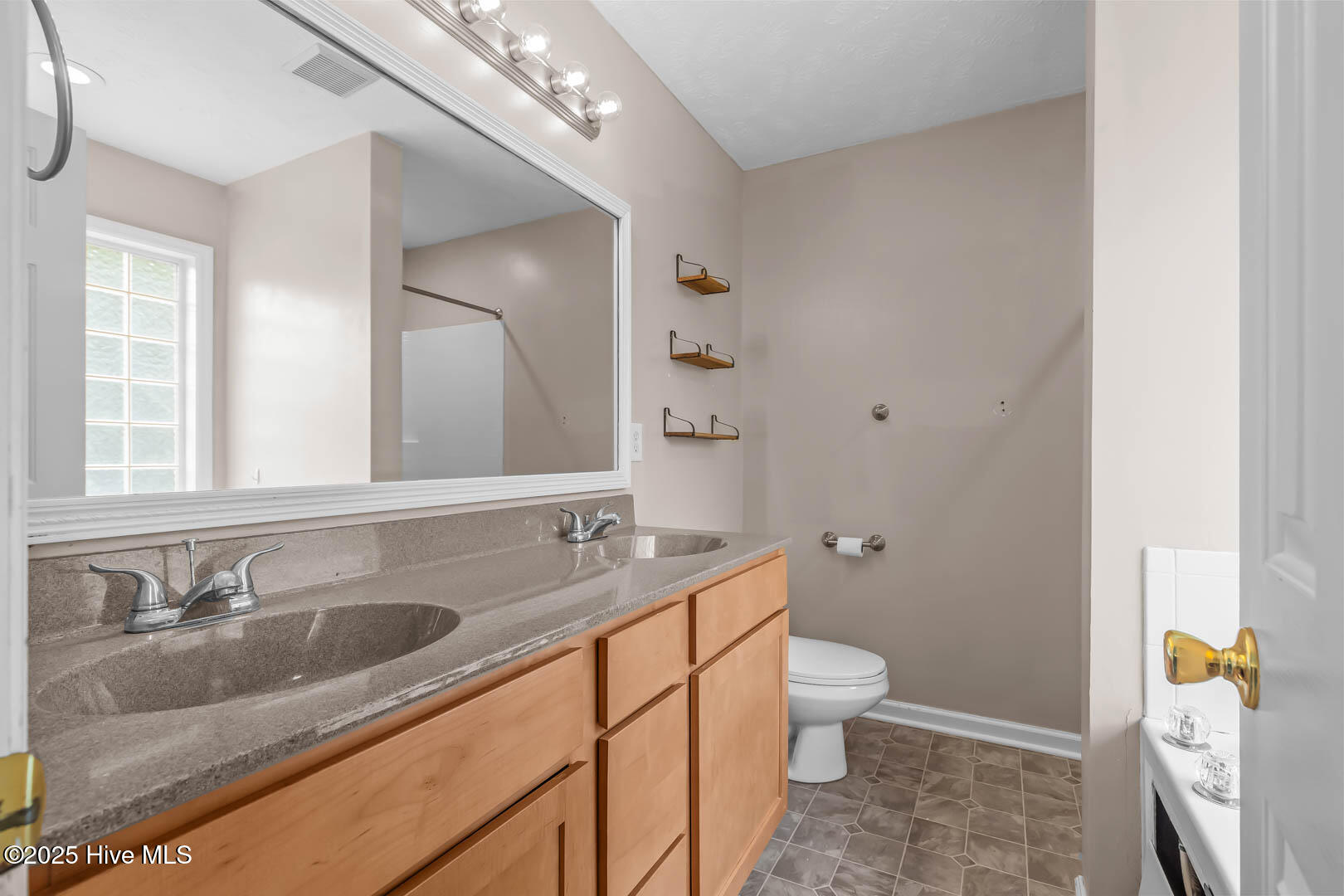 100542148 | Photo 36