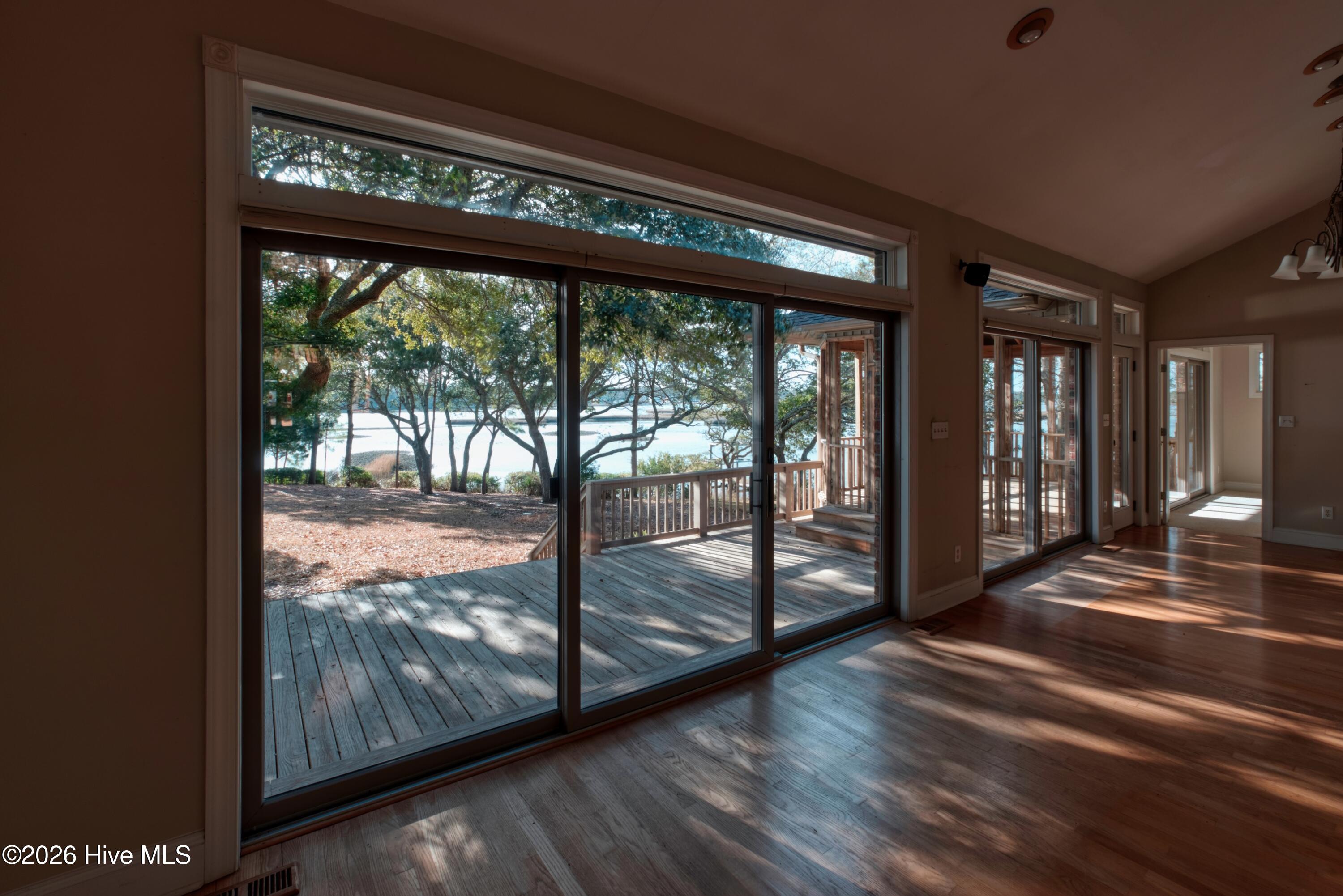 100551143 | Photo 38