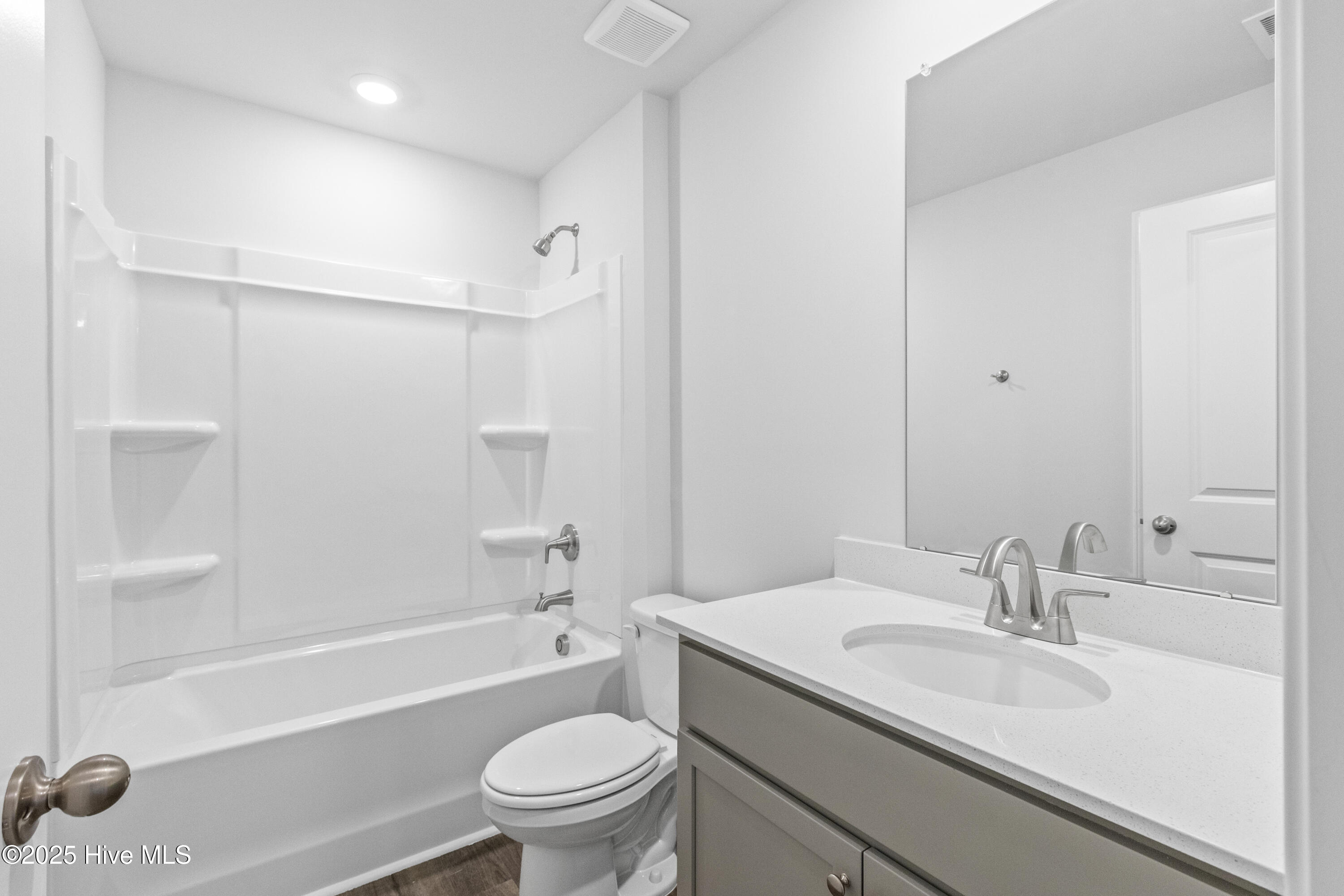 100519018 | Photo 23