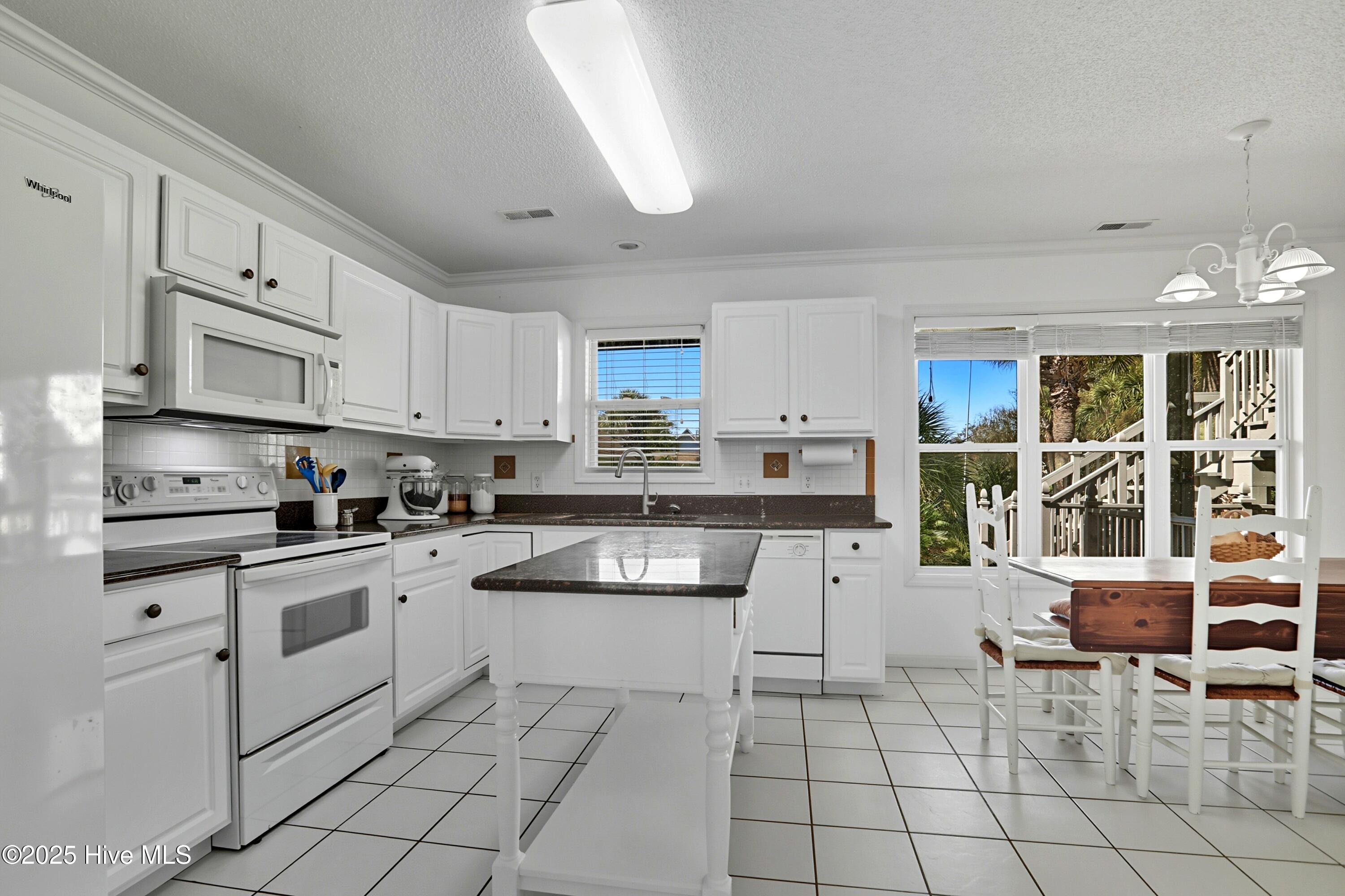 100532485 | Photo 16