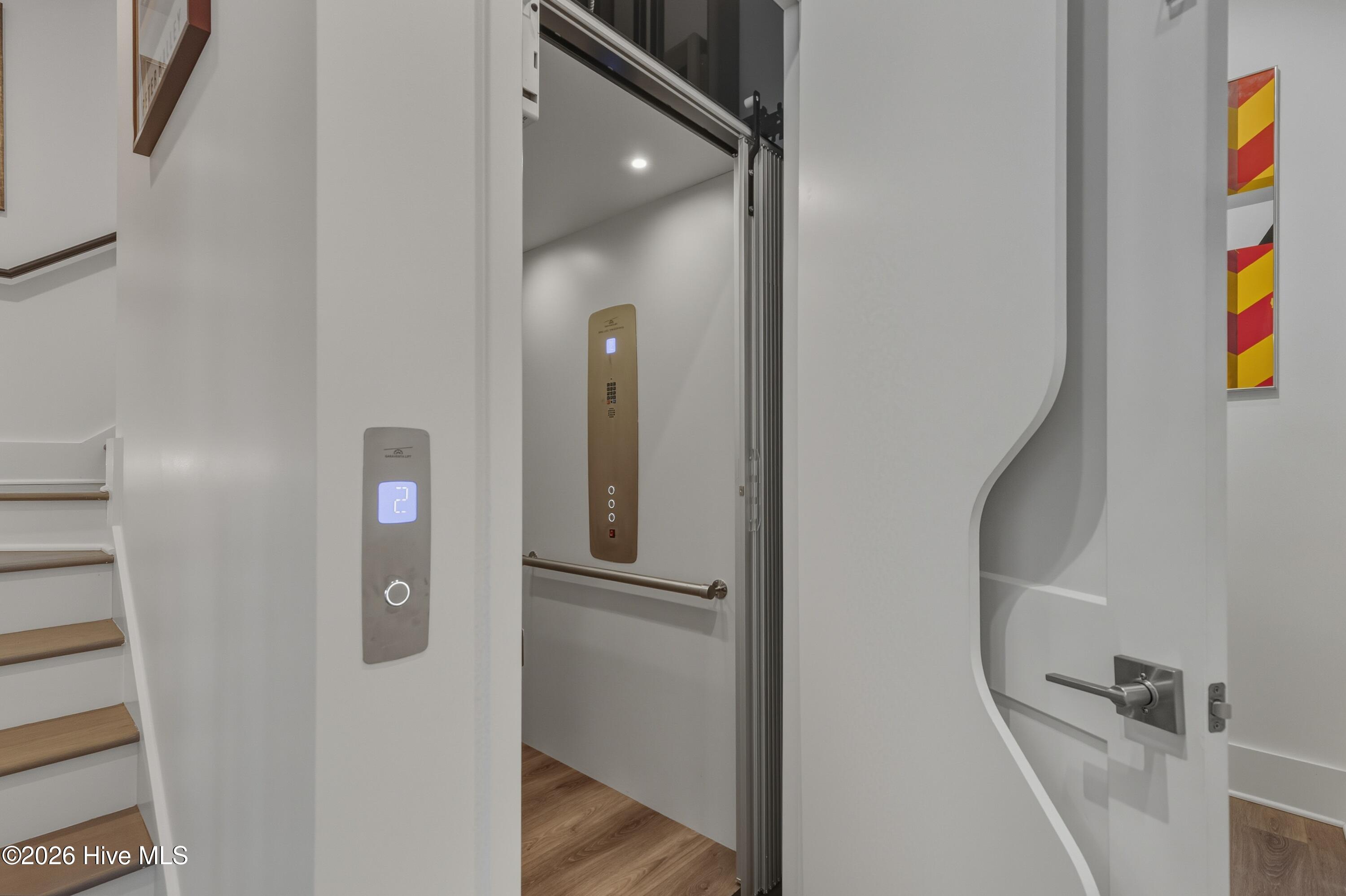 100554260 | Photo 38