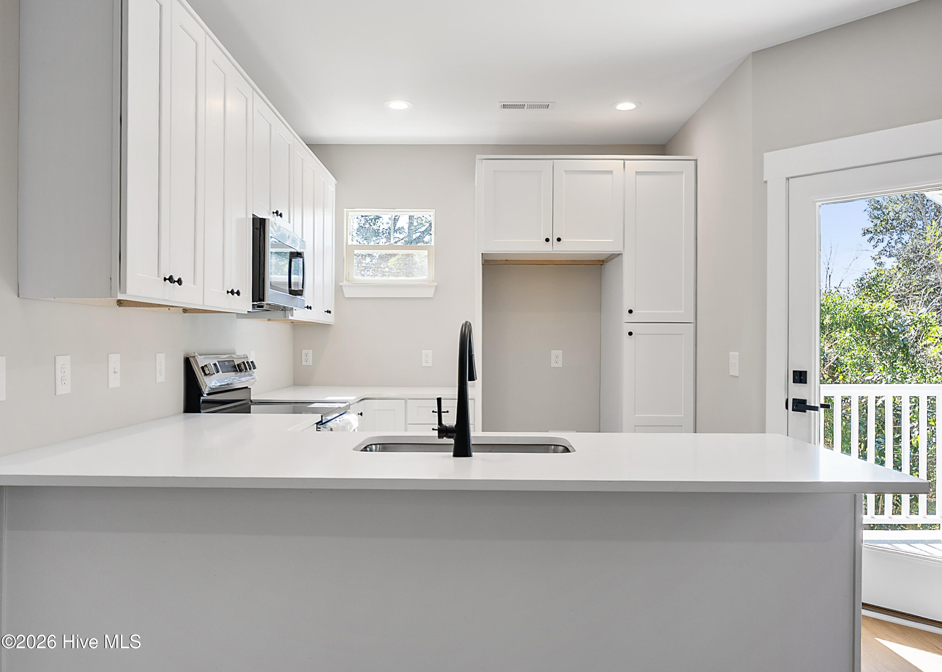 100566285 | Photo 23