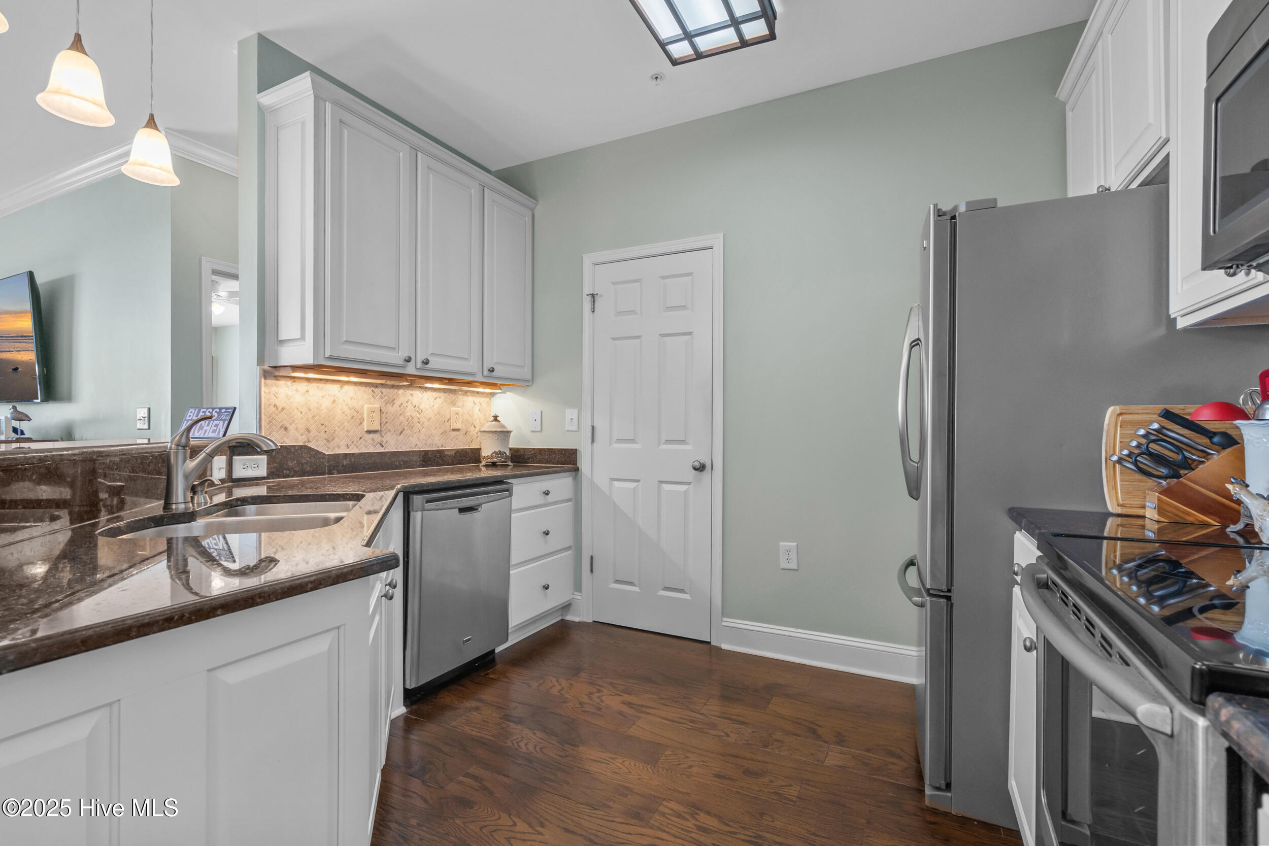 100537007 | Photo 14