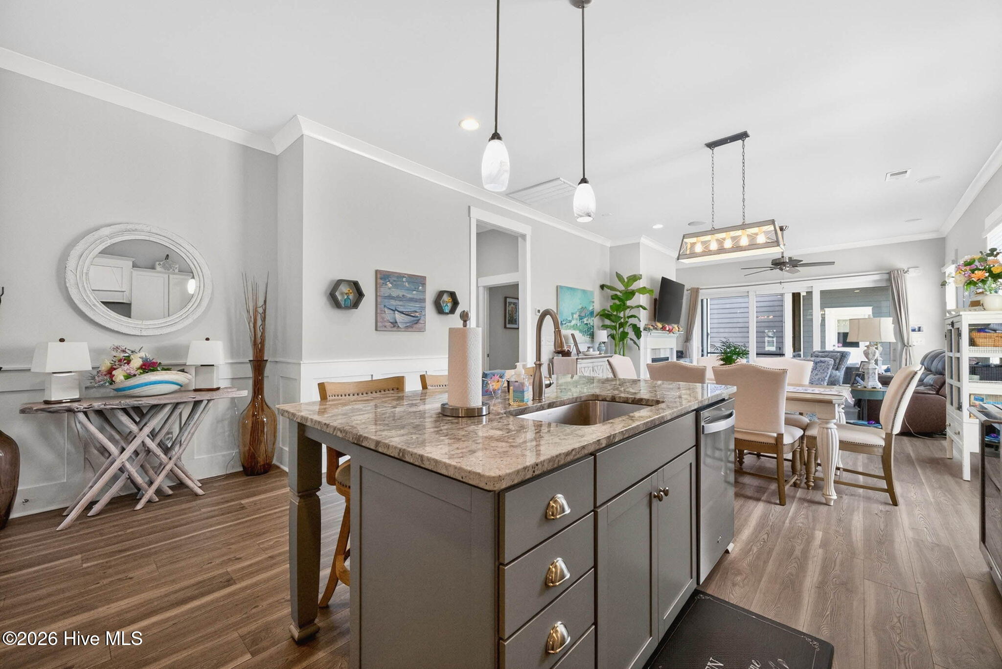 100567275 | Photo 24