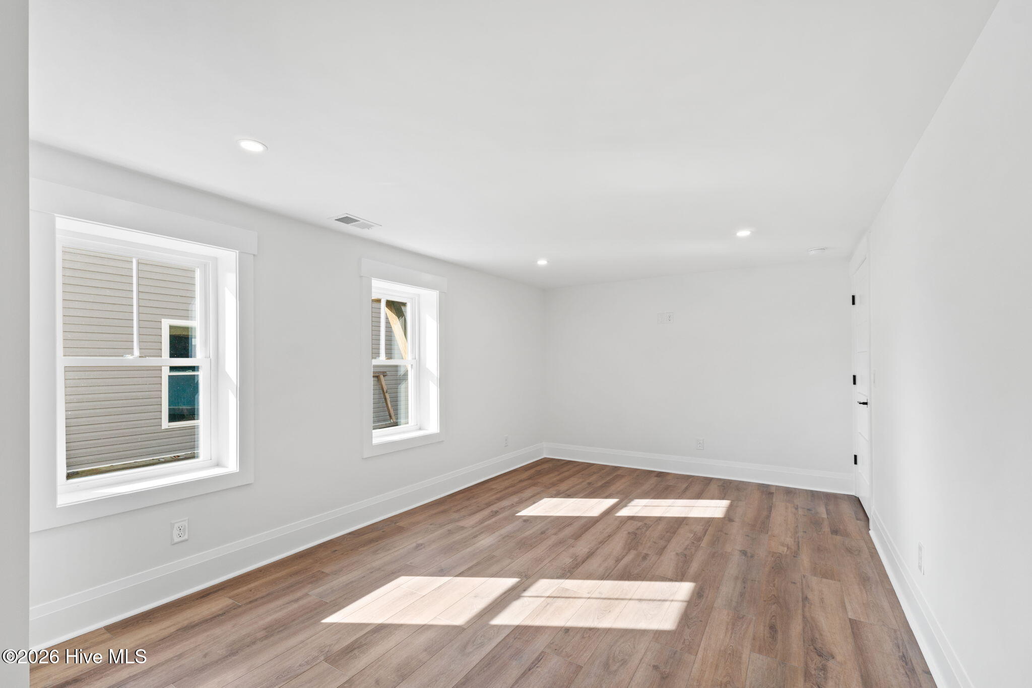 100548911 | Photo 16