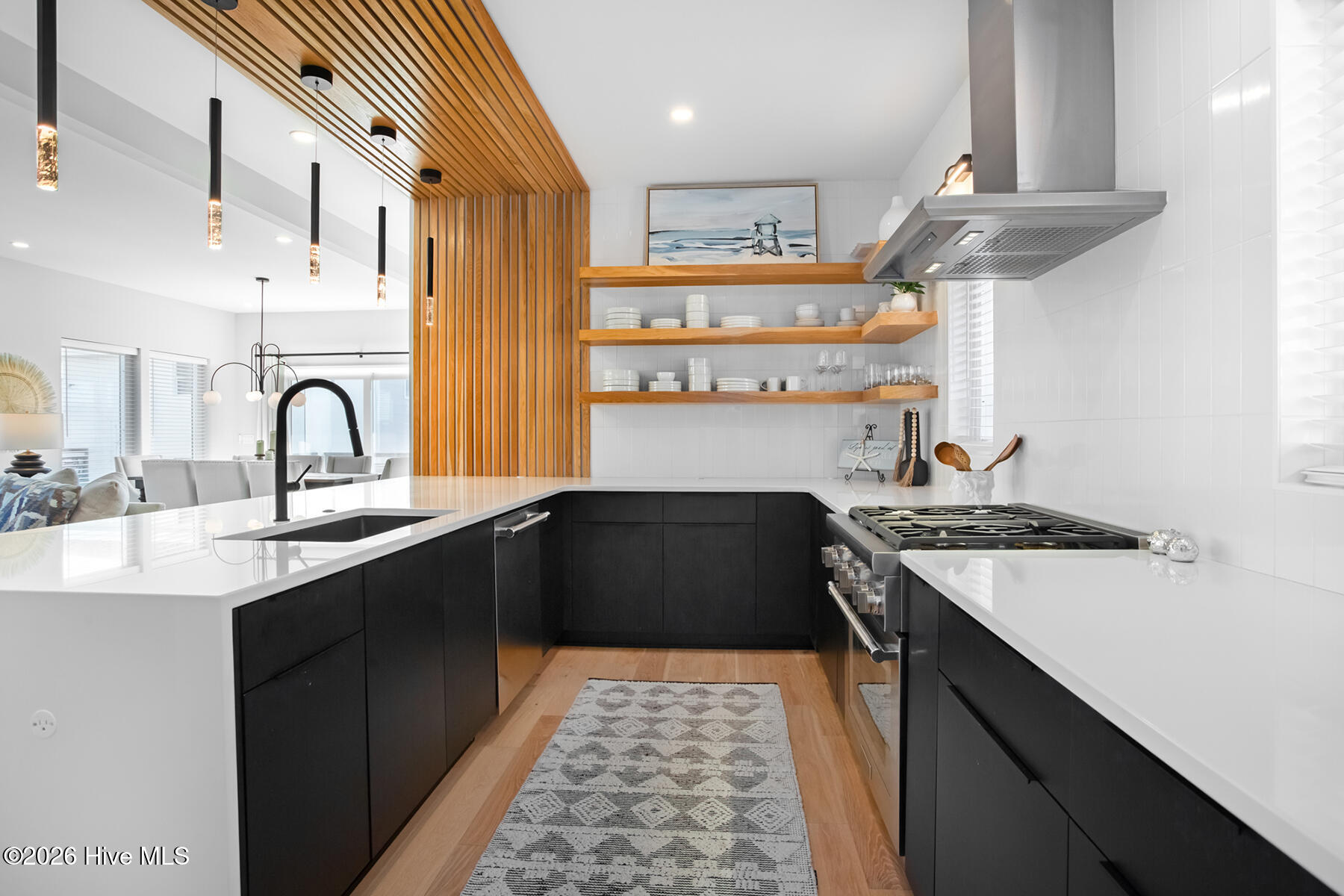 100560077 | Photo 15