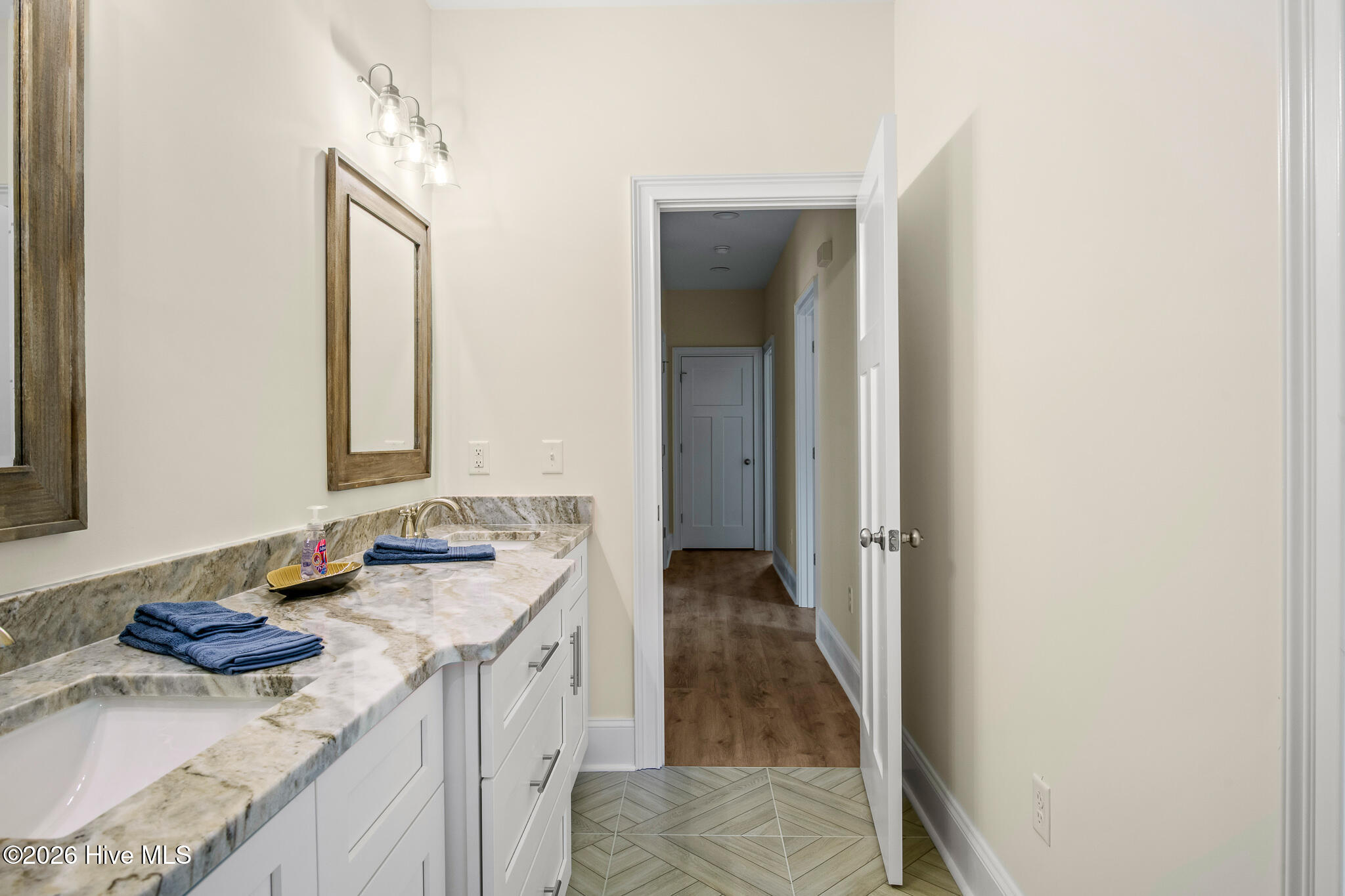 100517039 | Photo 19