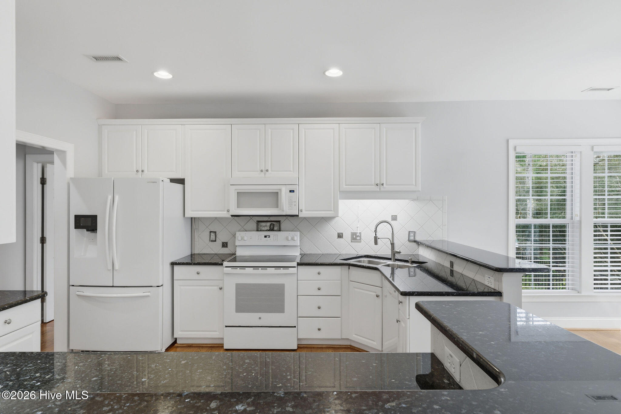 100560858 | Photo 14