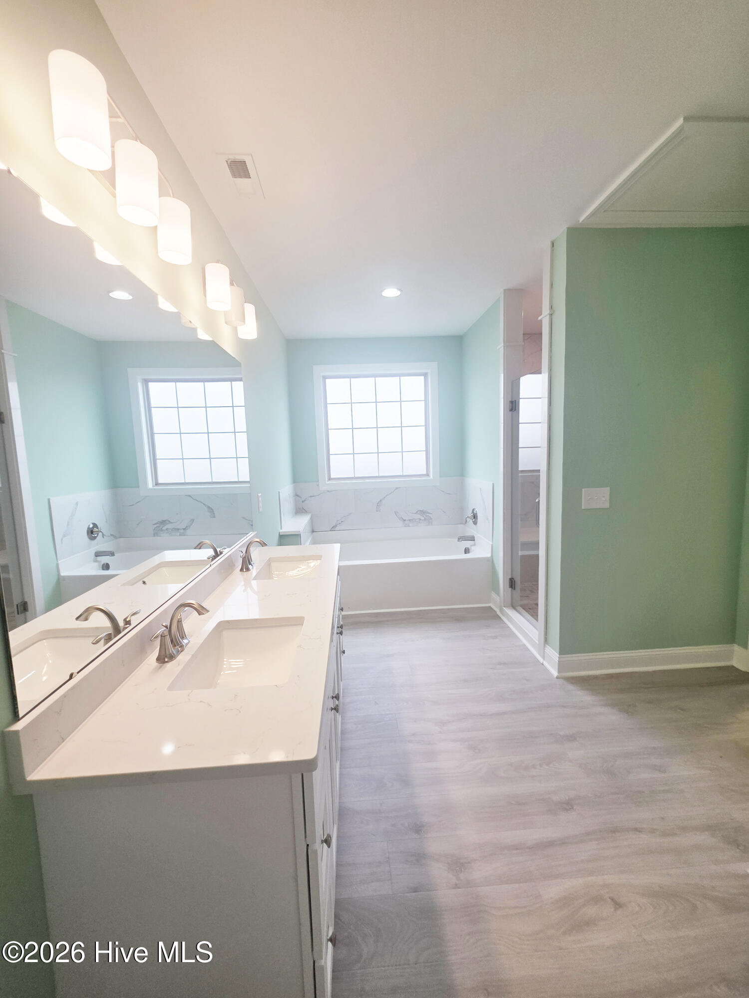 100535825 | Photo 35