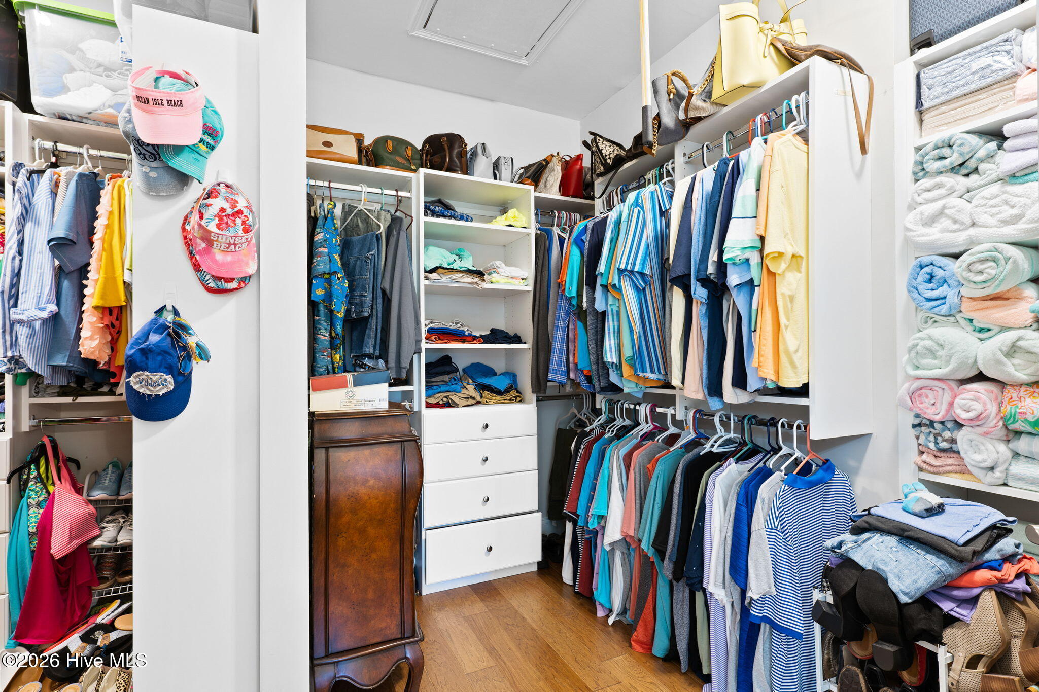 100560467 | Photo 26