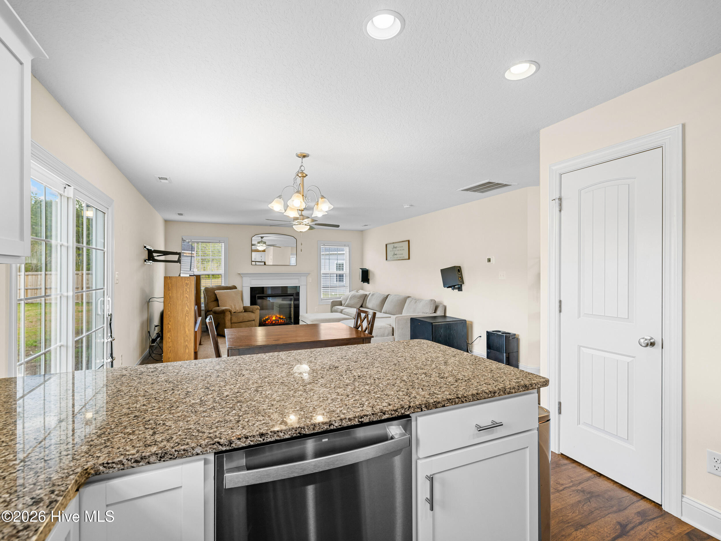 100567423 | Photo 23